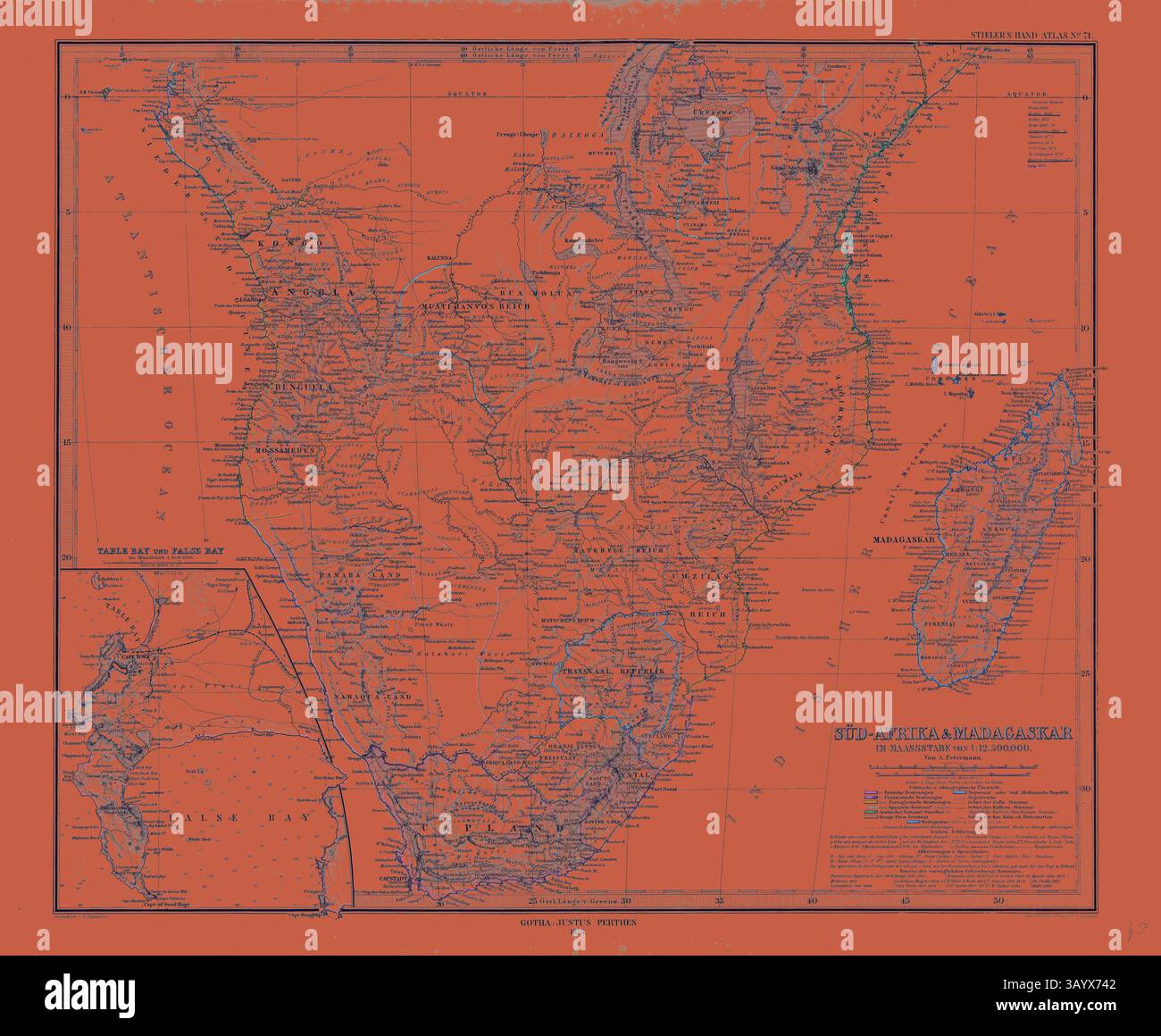 Eine detaillierte Karte zeigt das südliche Afrika und Madagaskar, mit verschiedenen geografischen Orten, großen Städten und einem Straßennetz, alle vor einem leuchtenden orangen Hintergrund. Südafrika Madagaskar Karte Gotha Justus Perthes 1872 Atlas. Perthes Johan Georg Justus 1749 1816 Deutscher Verlag wurde 1749 in Rudolstadt geboren. 1785 gründete er in Gotha The Business, das seinen Namen Justus Perthes trägt. Dazu gesellte sich 1814 sein Sohn Wilhelm 1793 1853. Er legte den Grundstein für die geographische Niederlassung des Unternehmens, für die es vor allem durch Publishing the and-Atlas (1817) bekannt ist Stockfoto