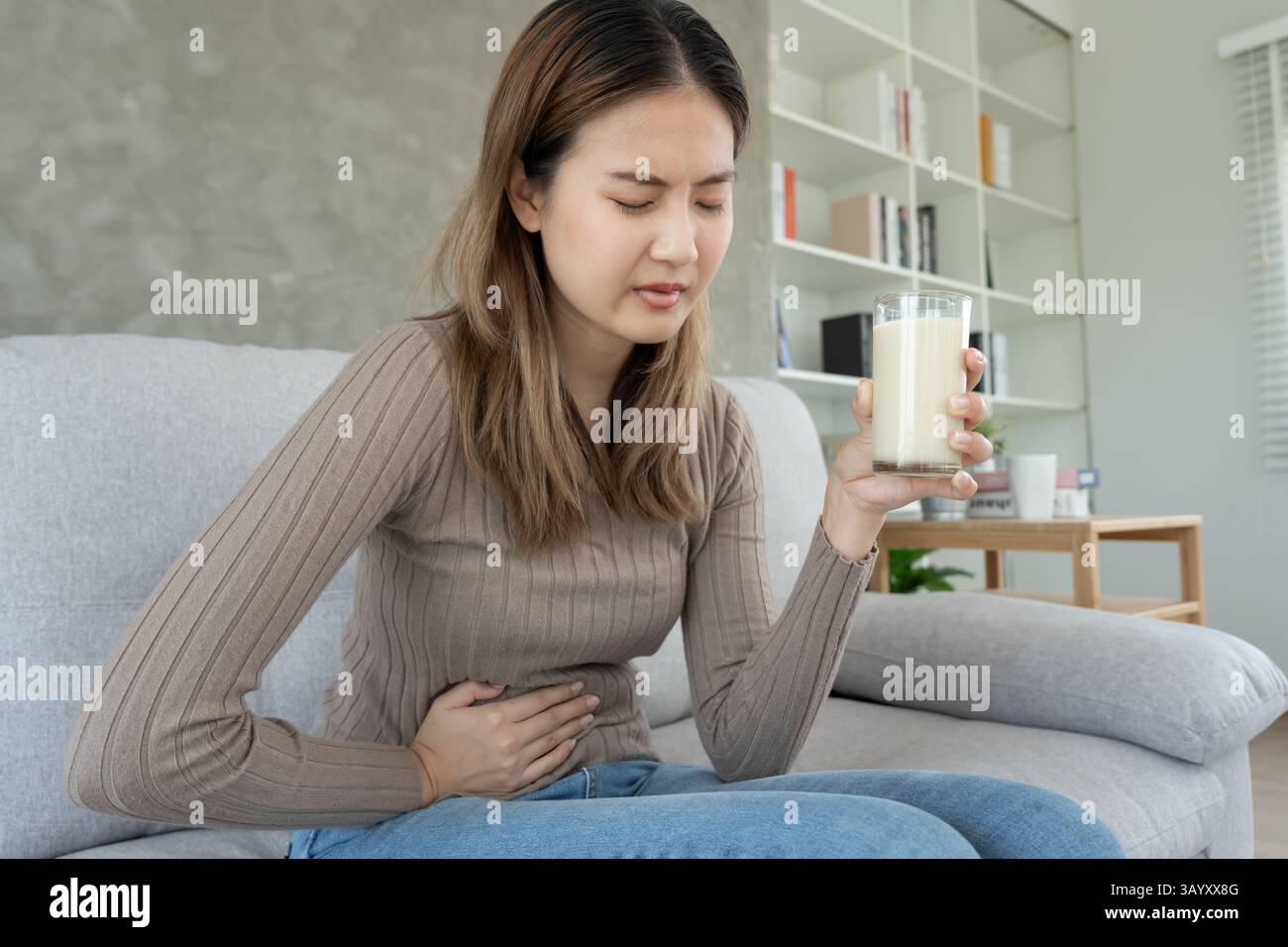 Milchallergene, krank traurig ungesunde kranke allergische Frau, laufende verstopfte Nase leiden unter Unverträglichkeit Allergie auslösen Symptome. Bauchschmerzen, Allerg Stockfoto