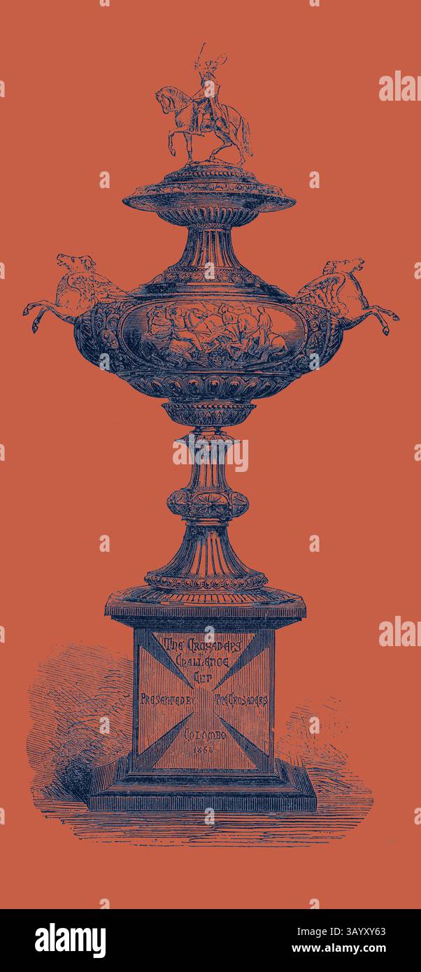 Eine kunstvoll verzierte dekorative Urne mit aufwändigen Schnitzereien von Pferden und einem Ritter auf einem galoppierenden Ross, unterstützt von einem detaillierten Sockel. Das Design zeigt klassische Kunstfertigkeit mit historischen Motiven. Der Crusaders' Challenge Cup für die Colombo Races 1869 Klassische Kunst mit einem modernen Touch, der von Artotop neu interpretiert wurde Stockfoto