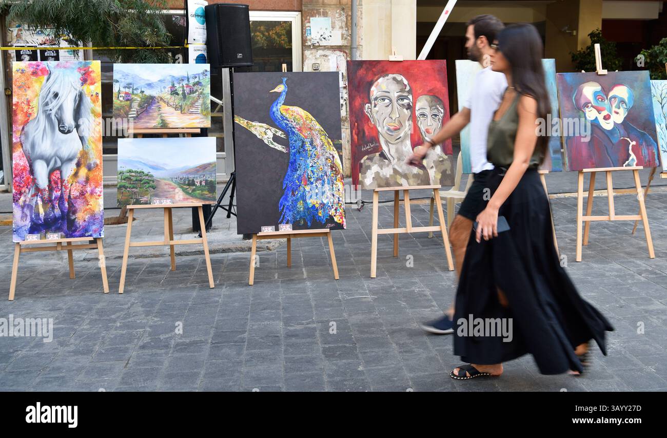Ein Paar spaziert vorbei an einer öffentlichen Kunstausstellung im Freien, Gemmayze, Beirut, Libanon Stockfoto