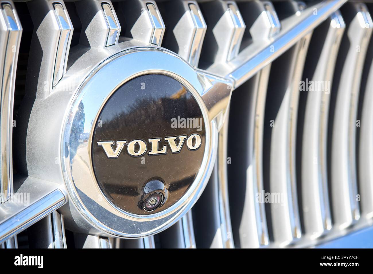Berlin, 20. märz 2025: Nahaufnahme des Volvo XC90 Logo-Emblems mit Parksensor der Frontkamera und Kühlergrill. Stockfoto
