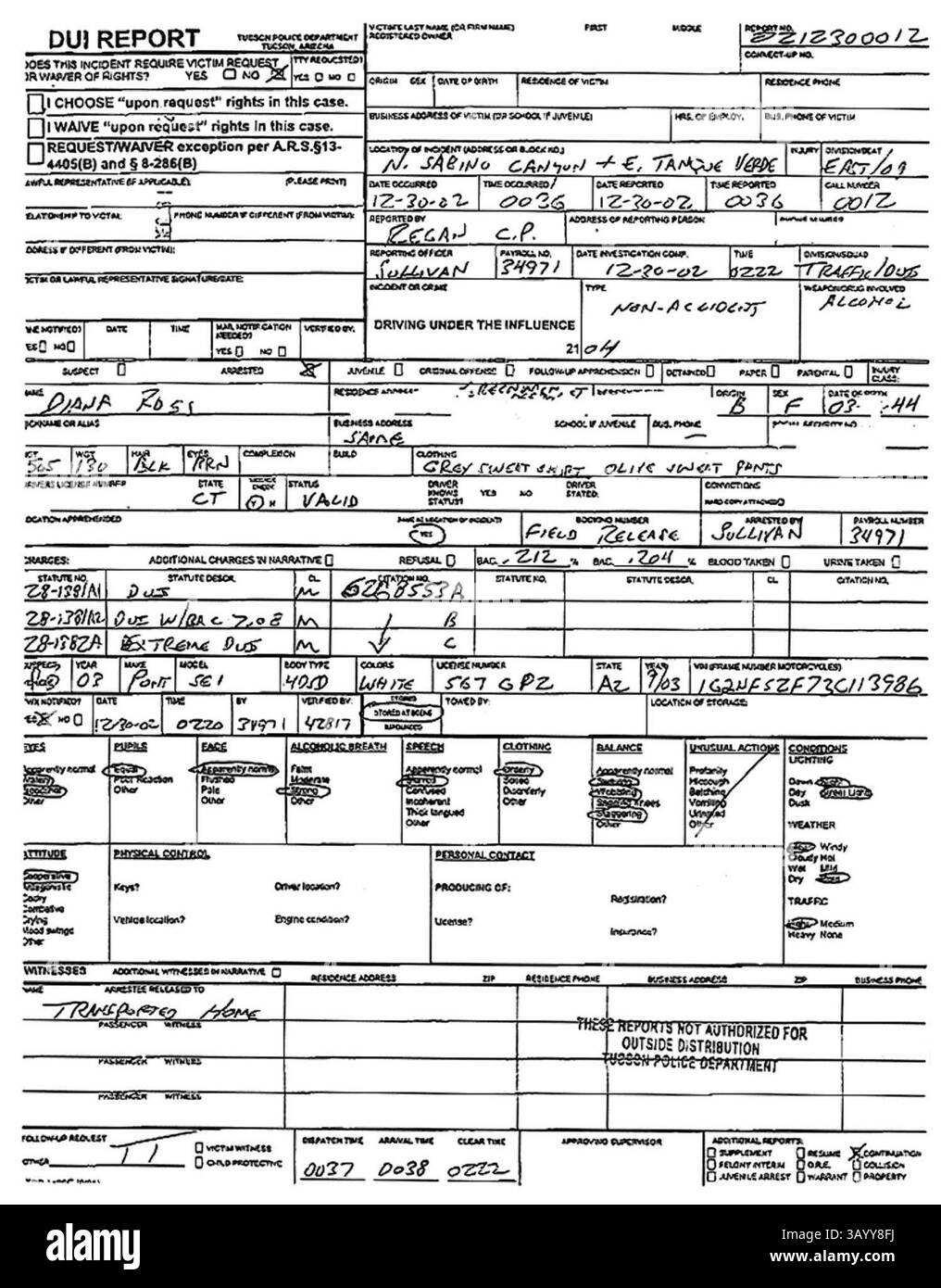 Dezember 30, 2002; New York, NY, USA; 6-seitiger DUI-Bericht des Tucson Police Department, in dem behauptet wird, dass die Sängerin Diana Ross am Montag, dem 30. Dezember 2002, während des Fahrens unter Alkoholeinfluss gestoppt wurde. Der Bericht besagt, dass eine Person angerufen hat, die sich über einen betrunkenen Fahrer beschwert. Der Offizier, der antwortete, fand Ross in einem geschlossenen Blockbuster Video-Laden, der schief geparkt war und versuchte, ein Video zu mieten. Nachdem er gesehen hatte, dass Ross blutunterlaufene Augen hatte und stark nach Alkohol roch, führte er verschiedene Tests an ihr durch, während derer Ross ihre Rede verwischte, lachte und fiel während des Koordinationstests. Er Stockfoto