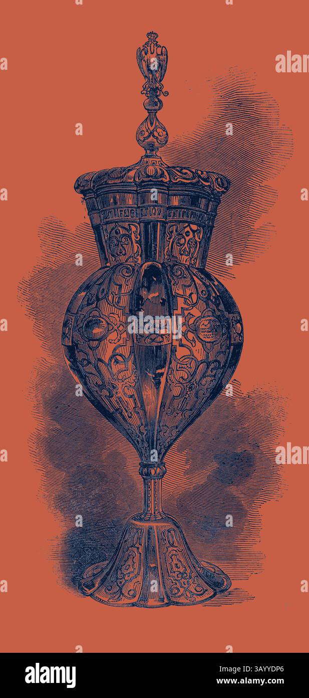 Eine kunstvoll verzierte Urne mit komplizierten Mustern und einem dekorativen Deckel, elegant geformt mit einem schlanken Sockel und einer fein verzierten Oberseite. Das Design zeigt Kunstfertigkeit und Handwerkskunst und hebt kurvenförmige Formen und raffinierte Motive hervor. St. Petersburg Imperial Yacht Club Gold Prize Cup. Klassische Kunst mit modernem Touch, neu interpretiert von Artotop Stockfoto