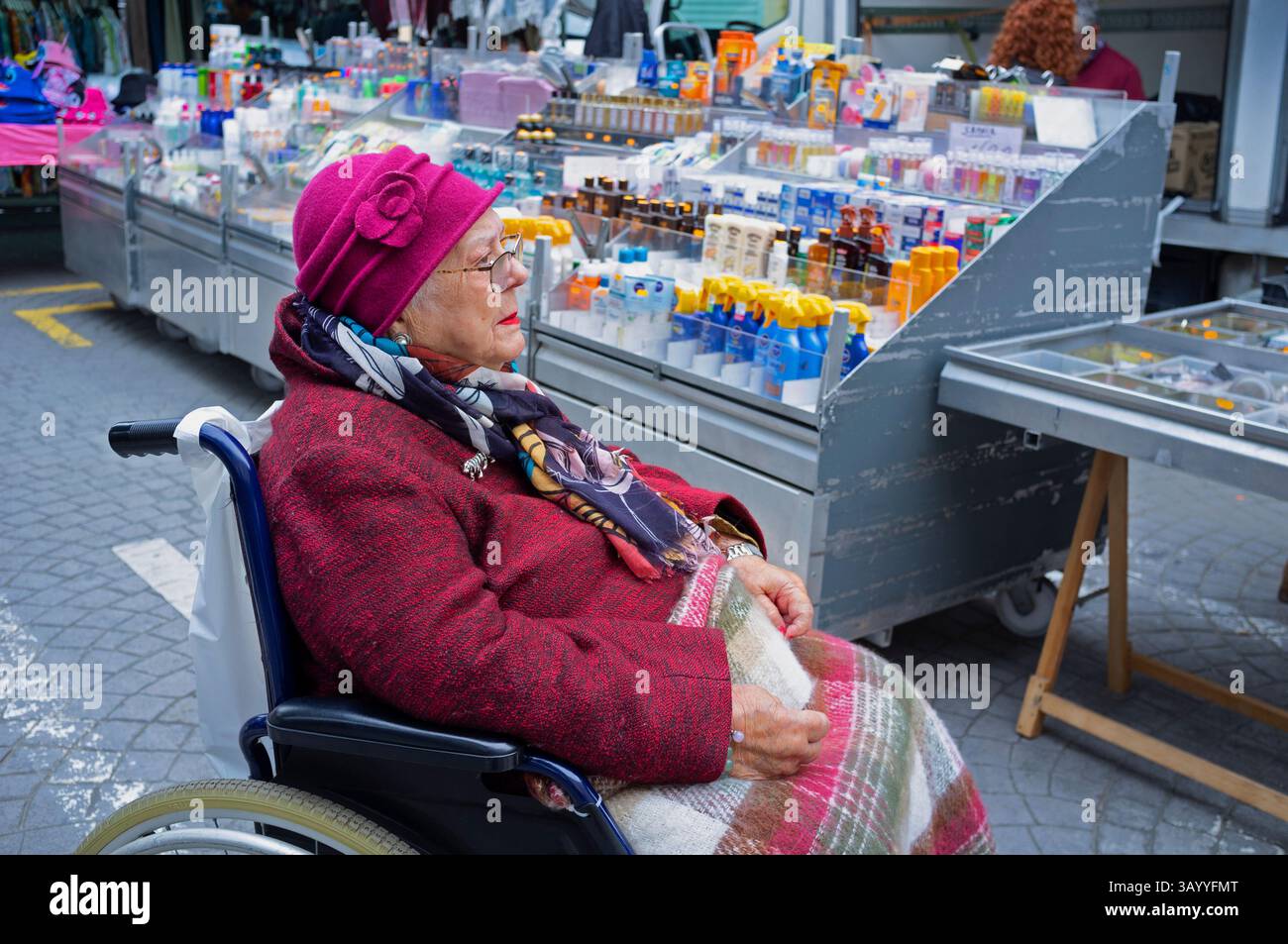 Eine stilvoll gekleidete alte Dame auf einem Markt in Torre del Mar Stockfoto