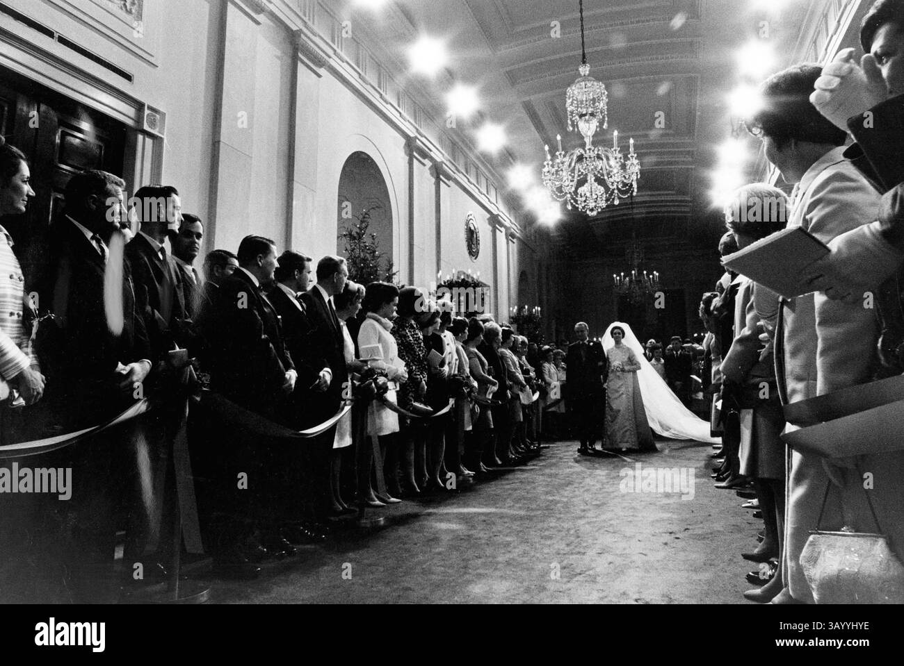 Dezember 1967 - Lynda Bird Johnson und Chuck Robb's Wedding Day im Weißen Haus, Washington D.C. 12-09-1967. Lyndon Baines Johnson führt seine Tochter zum Alter. (Kreditbild: © Globe Photos/ZUMApress.com) Stockfoto