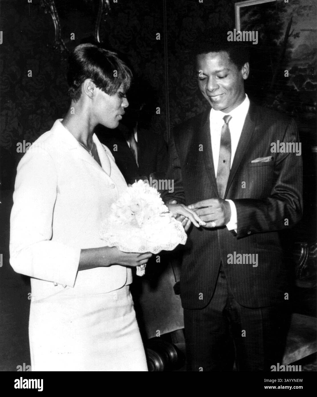 31. August 1967: Mailand, Italien: Dionne Warwick und William David Elliott heirateten wieder. Dionne Warwick heiratete 1966 den Schauspieler und Schlagzeuger William David Elliott (1934–1983); sie ließen sich im Mai 1967 scheiden und heirateten im August 1967 wieder. (Kreditbild: © Globe Photos/ZUMApress.com) Stockfoto