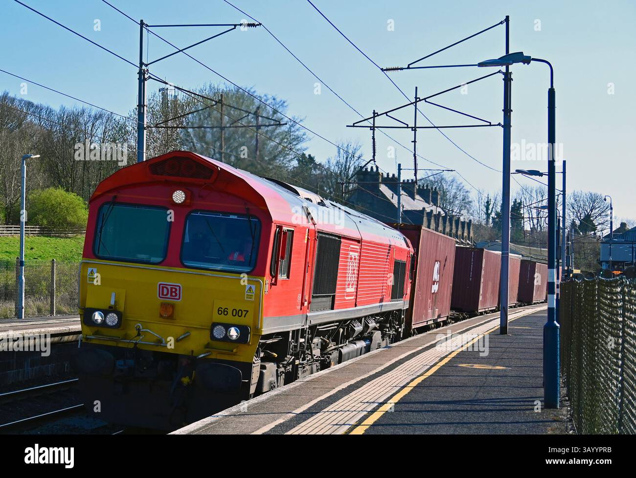 DB Cargo UK Güterlokomotive Nr. 66 007 vorbei am Oxenholme Rail Station, West Coast Main Line, Cumbria, England, Vereinigtes Königreich, Europa. Stockfoto