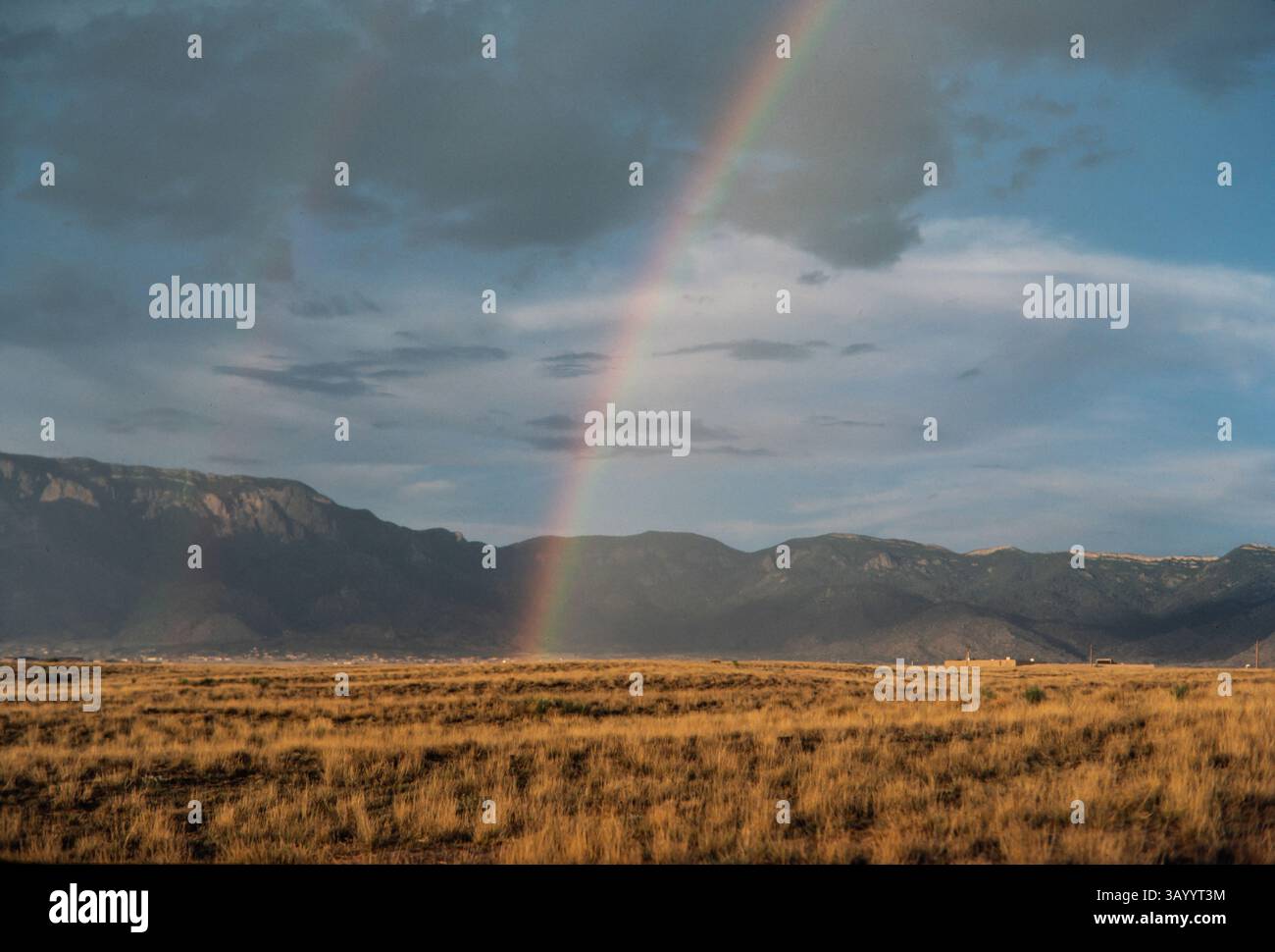 Ein doppelter Regenbogen durchzieht die Landschaft New Mexikos und die Sandia Mountains. Stockfoto