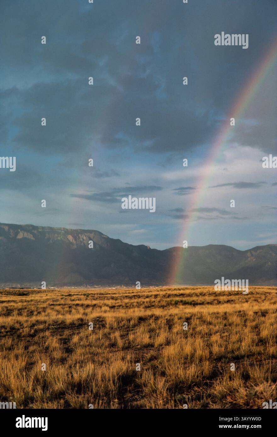 Ein doppelter Regenbogen durchzieht die Landschaft New Mexikos und die Sandia Mountains. Stockfoto
