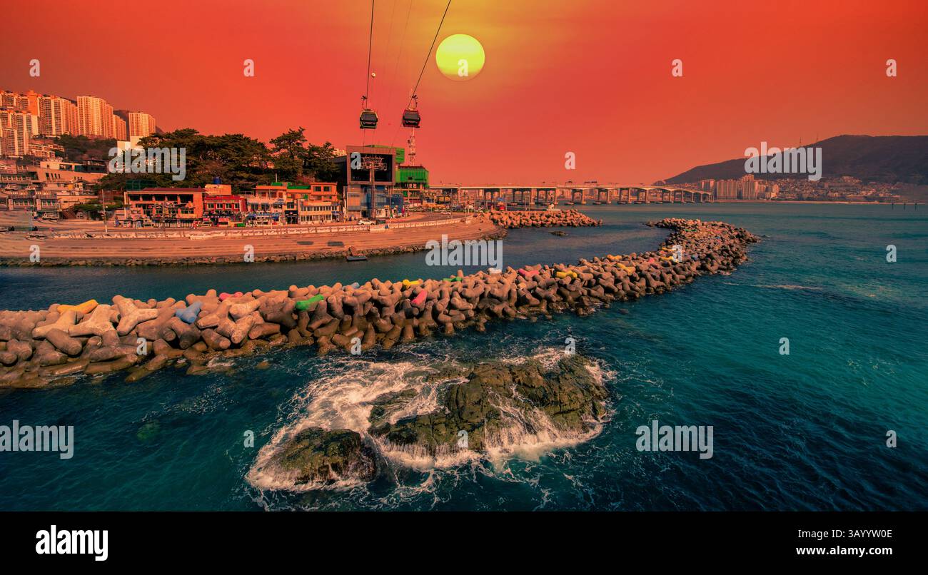 Busan Stadt mit Songdo Skywalk bei Sonnenuntergang in Busan, Süd-Gyeongsang Provinz, Südkorea. Stockfoto