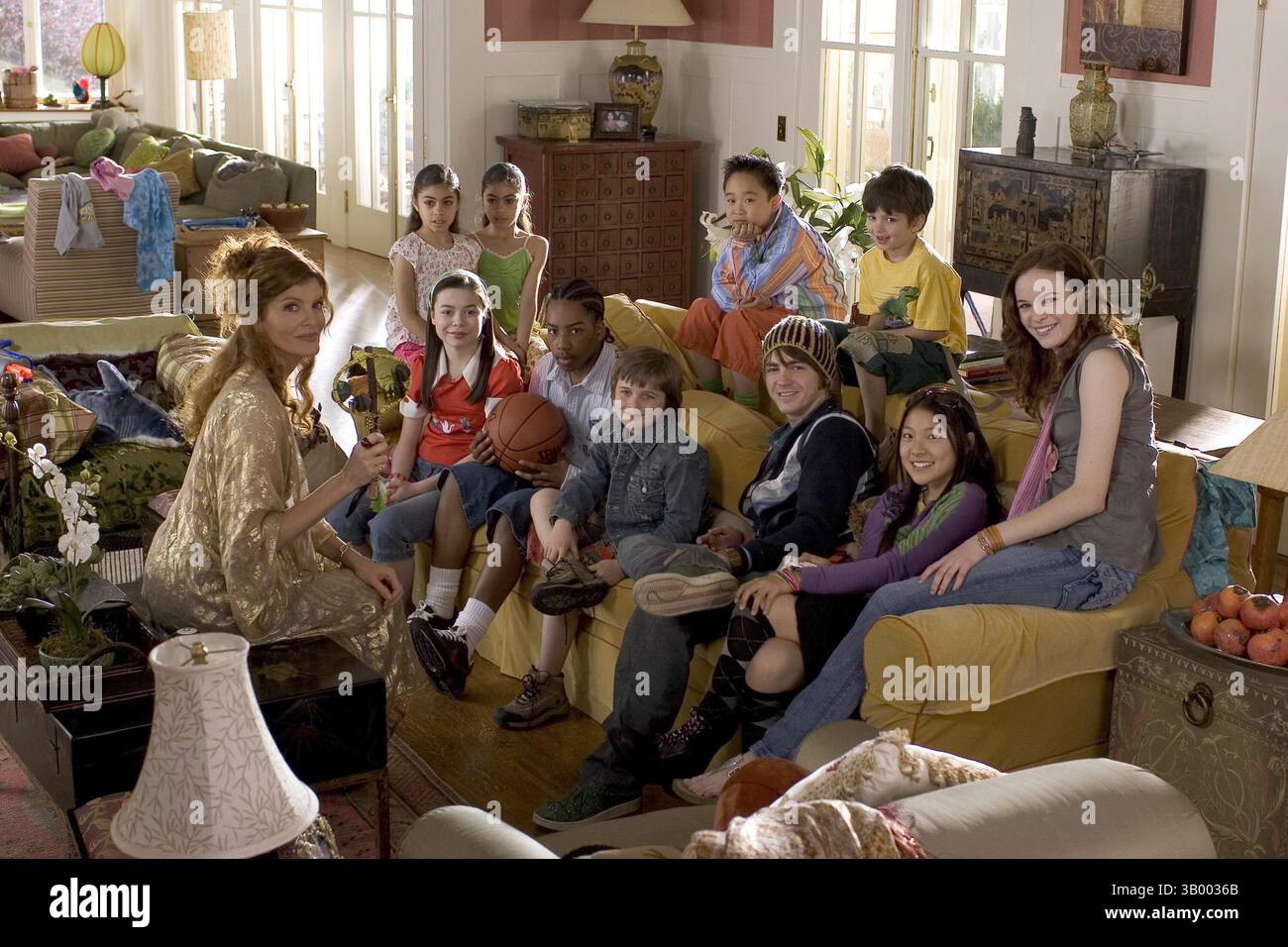 OKTOBER 2005 - K45985ES. IHRE, MEINE UND UNSERE. Helen North (Rene Russo, links) ist eine Witwe mit 10 Kindern Ã (hinter der Couch, links nach rechts) Marisa (Jessica Habib), Bina (Jennifer Habib), Lau (Andrew Vo), Aldo (Nicholas Roget-King), (auf der Couch, von links nach rechts) Joni (Miranda Cosgrove), Jimi (LilÃ JJ), Mick (Slade Pearce), Dylan (Drake Bell), Naoko (Miki Ishikawa), und Phoebe (Danielle Panabaker). BEREITGESTELLT VON es- PHOTOS, INC..TV-FILM-STILL (Kreditbild: © Globe Photos/ZUMApress.com) Stockfoto