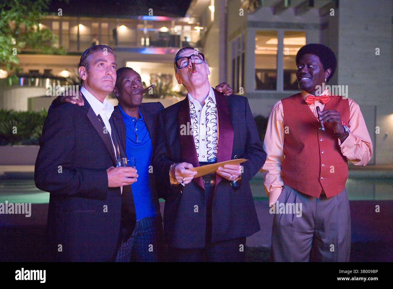 Juni 2007: GEORGE CLOONEY als Danny Ocean, DON CHEADLE als Basher Tarr, ELLIOTT GOULD als Reuben Tishkoff und BERNIE MAC als Frank Catton in Warner Bros Pictures und Village Roadshow Pictures ''Ocean's Thirteen,'' .K53364ES.TV-FILM STILL. (Kreditbild: © Globe Photos/ZUMApress.com) Stockfoto