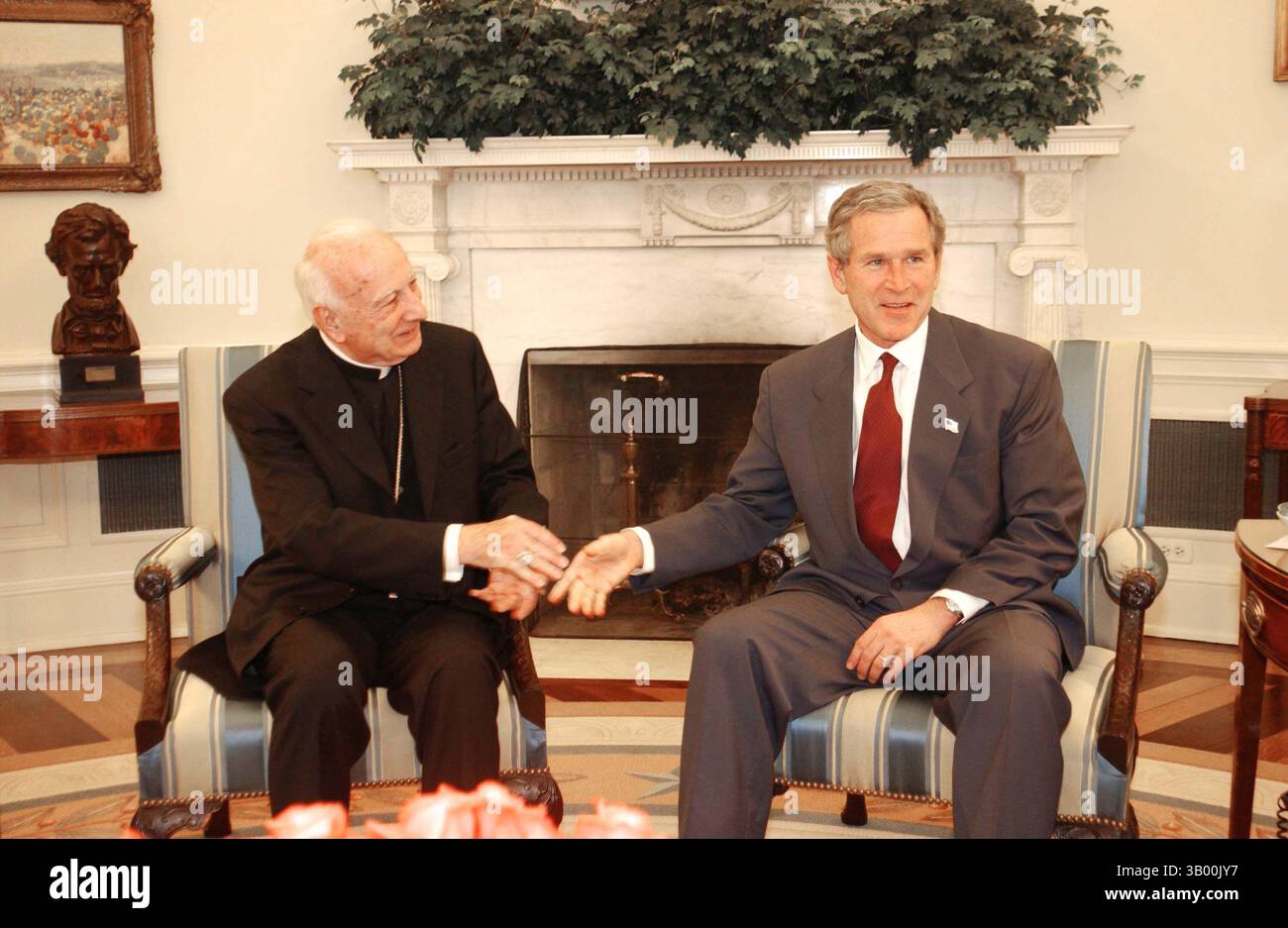 4. März 2010 - 3/5/03 Das Oval Office - Das Weiße Haus. Päpstlicher Gesandter Kardinal Pio Laghi besucht das Oval Office, um mit Präsident Bush über den Weltfrieden zu sprechen, um ihn davon zu überzeugen, dass die USA nicht in den Krieg ziehen... I7475CB. (Kreditbild: © Globe Photos/ZUMApress.com) Stockfoto
