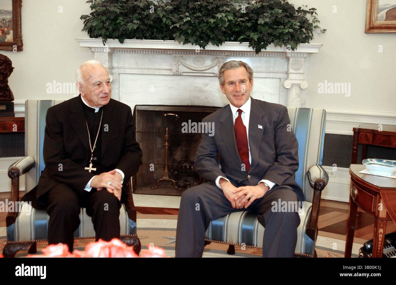 4. März 2010 - 3/5/03 Das Oval Office - Das Weiße Haus. Päpstlicher Gesandter Kardinal Pio Laghi besucht das Oval Office, um mit Präsident Bush über den Weltfrieden zu sprechen, um ihn davon zu überzeugen, dass die USA nicht in den Krieg ziehen... I7475CB (Bild: © Globe Photos/ZUMApress.com) Stockfoto
