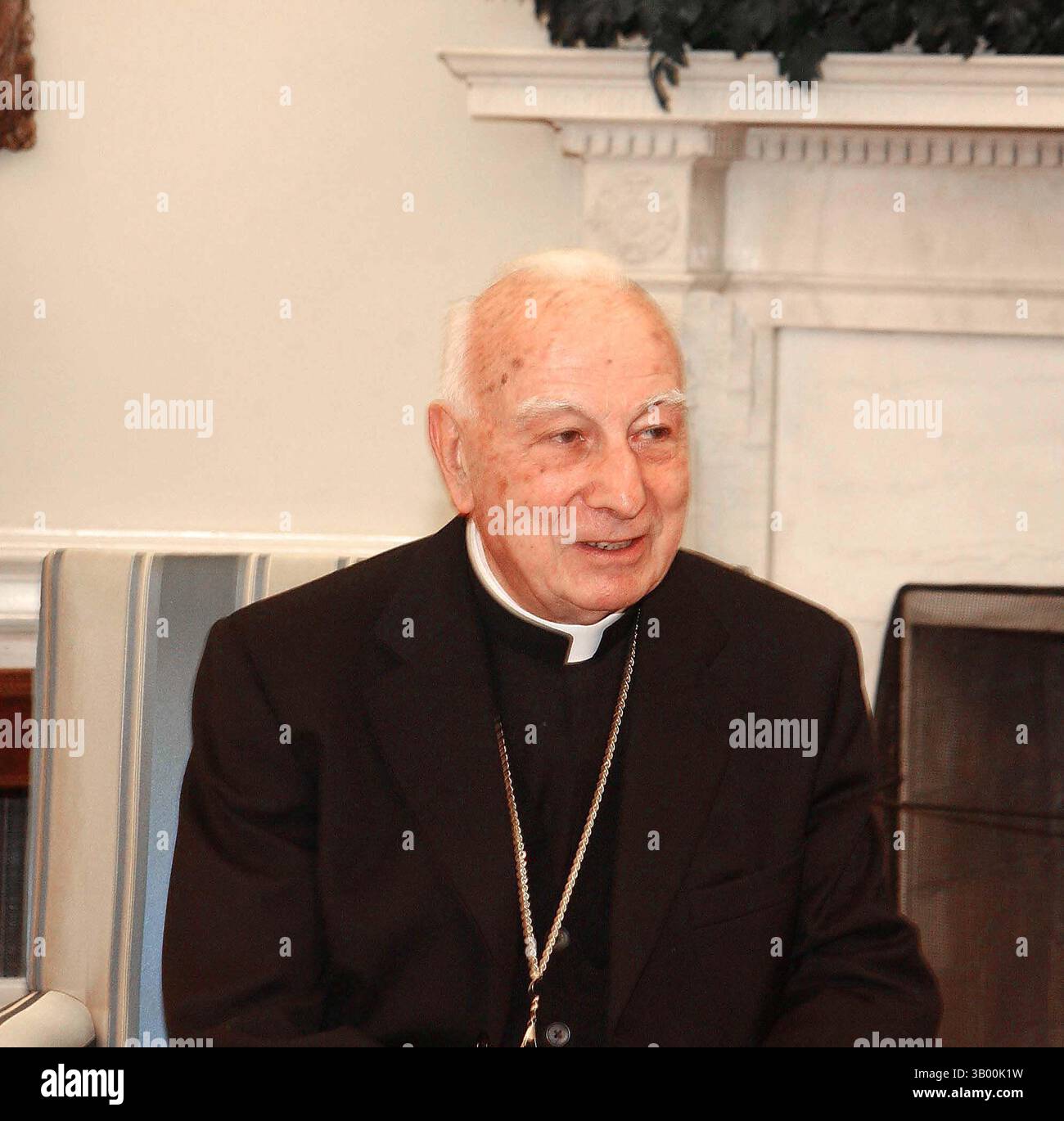 4. März 2010 - 3/5/03 Das Oval Office - Das Weiße Haus. Päpstlicher Gesandter Kardinal Pio Laghi besucht das Oval Office, um mit Präsident Bush über den Weltfrieden zu sprechen, um ihn davon zu überzeugen, dass die USA nicht in den Krieg ziehen... I7475CB (Bild: © Globe Photos/ZUMApress.com) Stockfoto