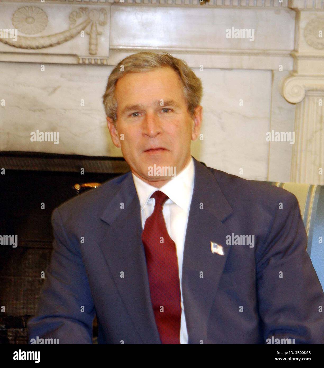 4. März 2010 - 3/5/03 Das Oval Office - Das Weiße Haus. Päpstlicher Gesandter Kardinal Pio Laghi besucht das Oval Office, um mit Präsident Bush über den Weltfrieden zu sprechen, um ihn davon zu überzeugen, dass die USA nicht in den Krieg ziehen... I7475CB. (Kreditbild: © Globe Photos/ZUMApress.com) Stockfoto