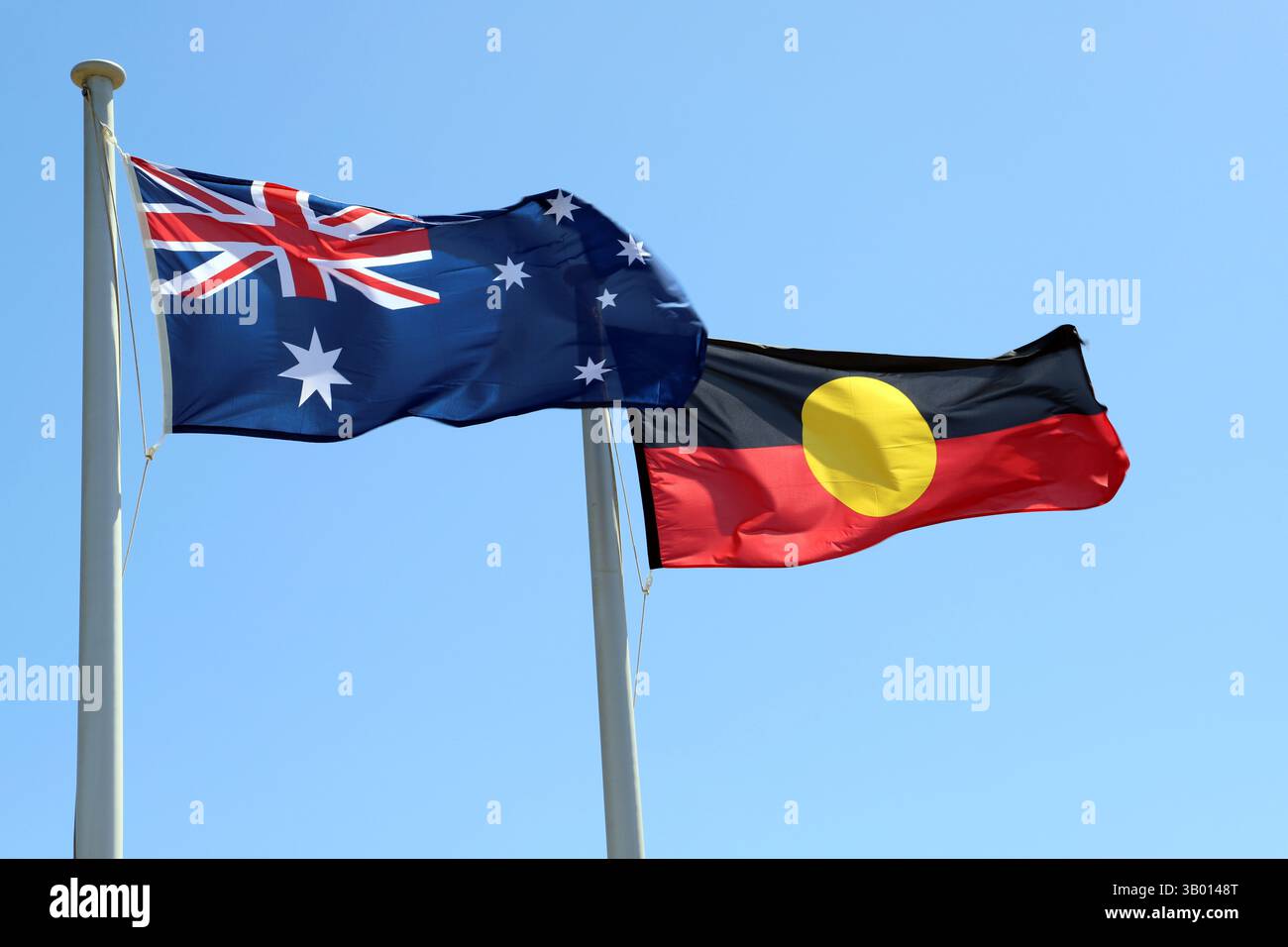 Die australische Nationalflagge und die australische Aborigine-Flagge fliegen nebeneinander. Cape Leeuwin, Westaustralien Stockfoto