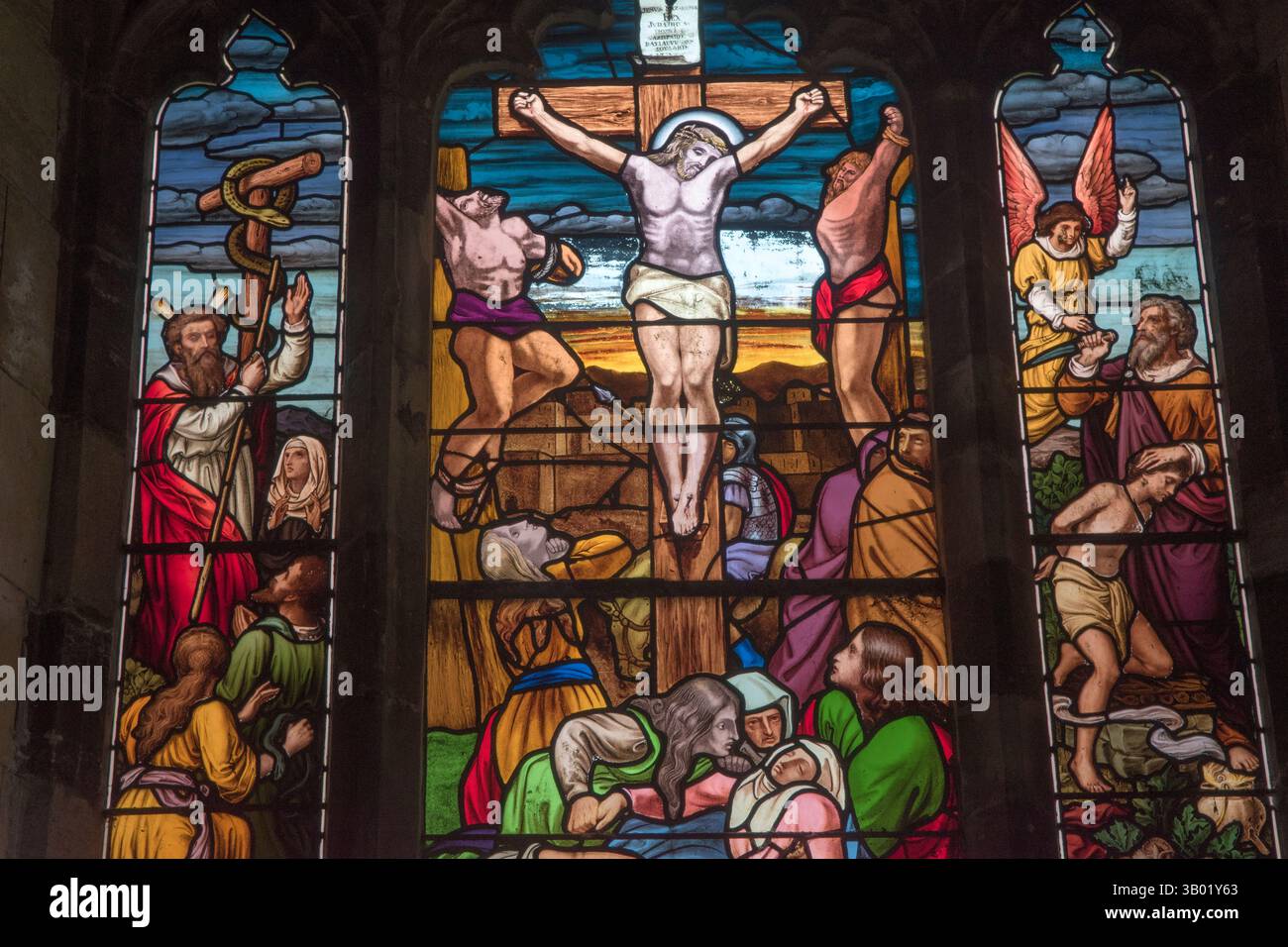 Die Schlange in der Bibel repräsentiert Chaos, eine böse Macht aus der Unterwelt. Das Kirchenfenster aus Buntglas zeigt die Kreuzigung Jesu, der auf dem Ölberg gekreuzigt wurde. Eine Platte (links) zeigt eine Schlange, die die Schlange um einen Stab gewickelt hat. Moses und die Bronzeschlange. Im Christentum wird die Schlange oft mit Satan in Verbindung gebracht. Kirche der Heiligen Jungfrau Maria, Nempnett Thrubwell. Somerset, England 2020er Jahre UK 2025 HOMER SYKES. Stockfoto Die Schlange in der Bibel repräsentiert Chaos, eine böse Macht aus der Unterwelt. Das Kirchenfenster aus Buntglas zeigt die Kreuzigung Jesu, der auf dem Ölberg gekreuzigt wurde. Eine Platte (links) zeigt eine Schlange, die die Schlange um einen Stab gewickelt hat. Moses und die Bronzeschlange. Im Christentum wird die Schlange oft mit Satan in Verbindung gebracht. Kirche der Heiligen Jungfrau Maria, Nempnett Thrubwell. Somerset, England 2020er Jahre UK 2025 HOMER SYKES. Stockfoto