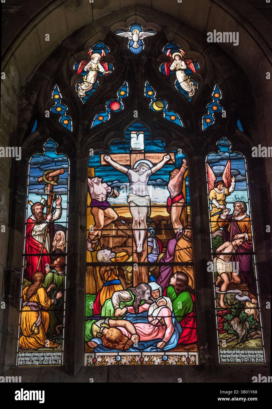 Schlange oder Schlange in der Bibel steht für Chaos, eine böse Macht aus der Unterwelt. Das Kirchenfenster aus Buntglas zeigt die Kreuzigung Jesu, der auf dem Ölberg gekreuzigt wurde. Eine Platte (links) zeigt eine Schlange, die um einen Pfosten gewickelt ist. Im Christentum wird die Schlange oft mit Satan in Verbindung gebracht. Kirche der Heiligen Jungfrau Maria, Nempnett Thrubwell. Somerset, England 2020er Jahre UK 2025 HOMER SYKES. Stockfoto Schlange oder Schlange in der Bibel steht für Chaos, eine böse Macht aus der Unterwelt. Das Kirchenfenster aus Buntglas zeigt die Kreuzigung Jesu, der auf dem Ölberg gekreuzigt wurde. Eine Platte (links) zeigt eine Schlange, die um einen Pfosten gewickelt ist. Im Christentum wird die Schlange oft mit Satan in Verbindung gebracht. Kirche der Heiligen Jungfrau Maria, Nempnett Thrubwell. Somerset, England 2020er Jahre UK 2025 HOMER SYKES. Stockfoto