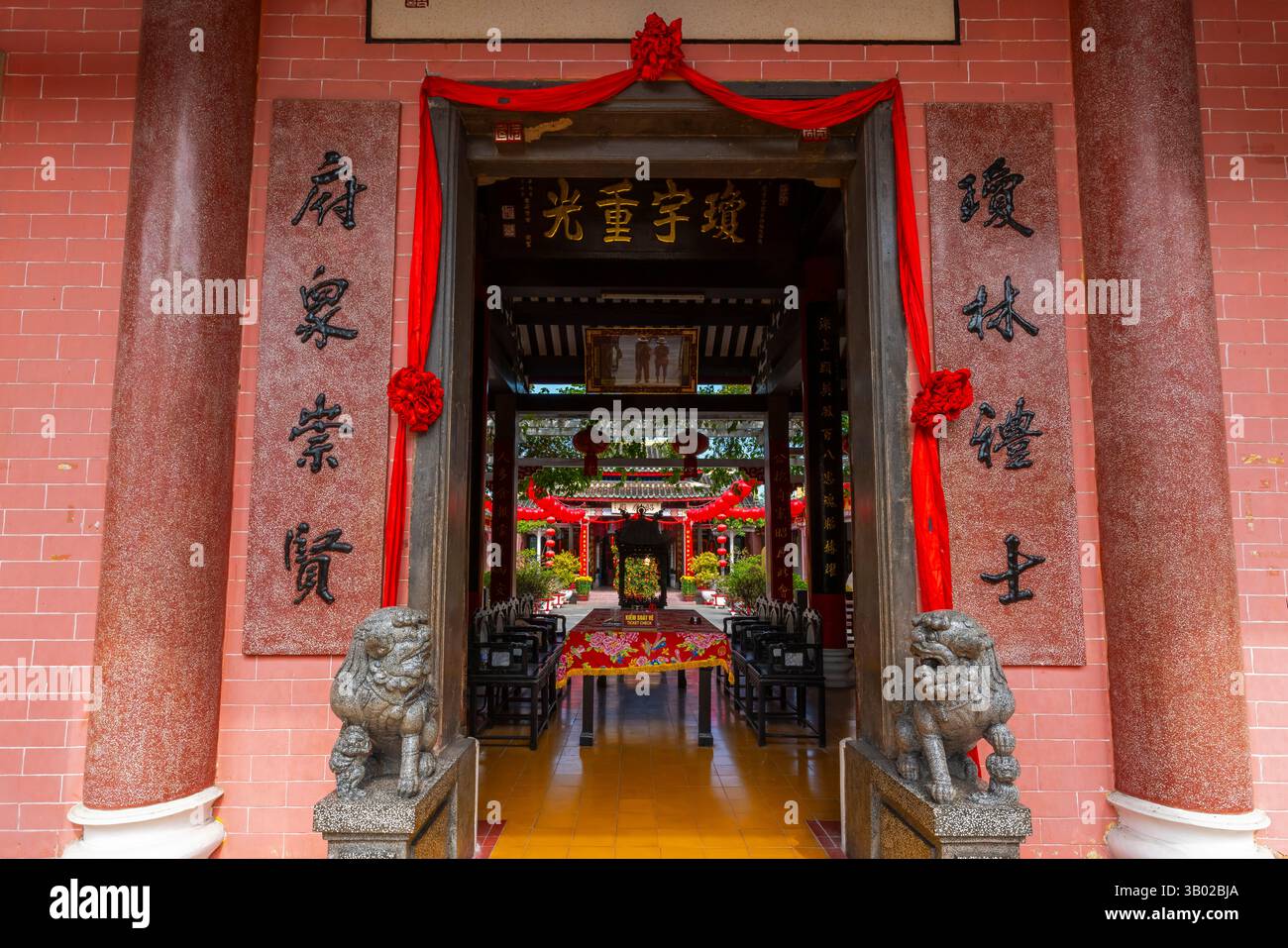Die historische Hainan Assembly Hall oder auch Quynh Phu genannt, ist eine der schönsten und einzigartigsten Architekturen in Hoi an. Vietnam. Es ist auch bekannt Stockfoto