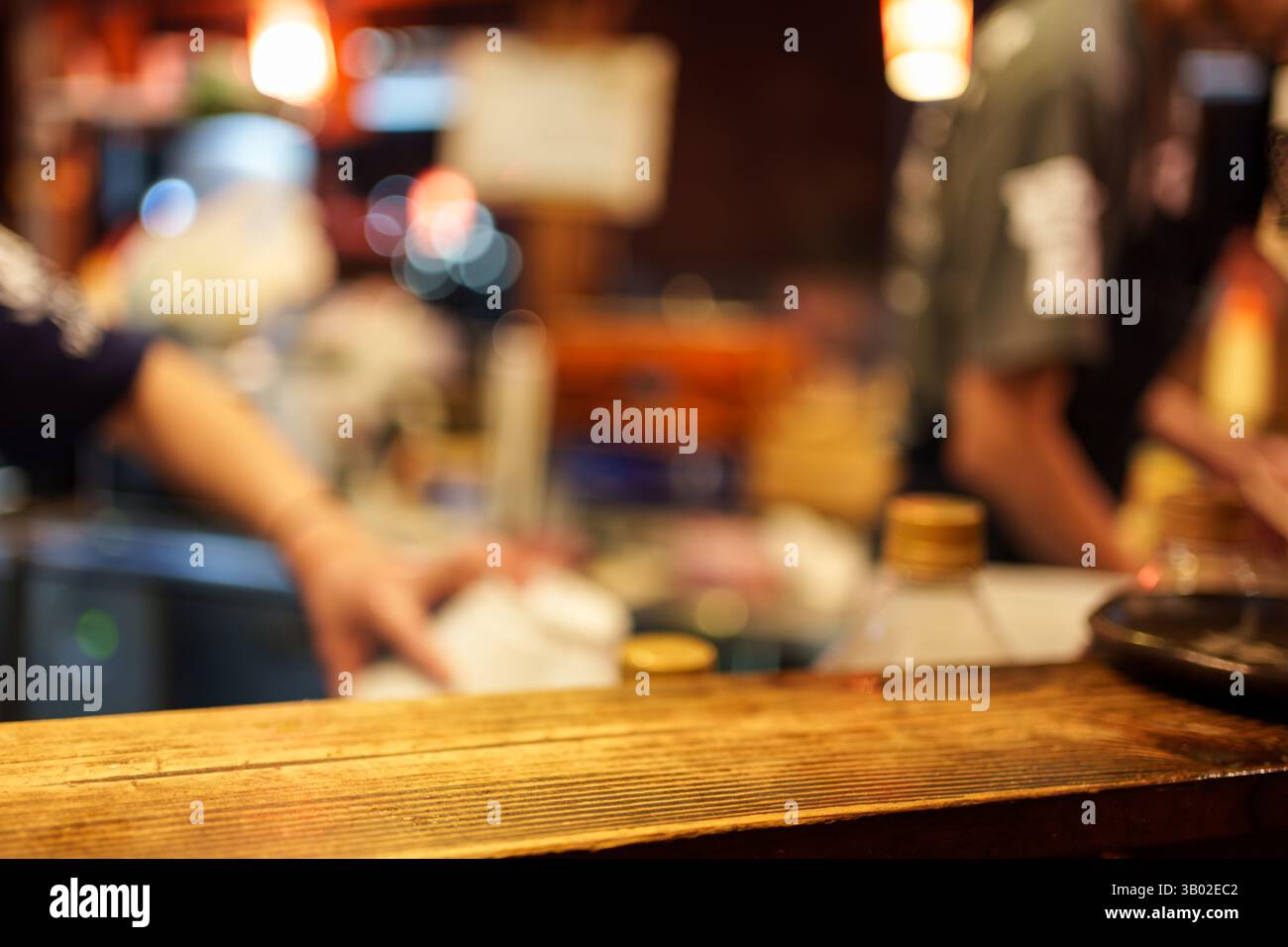 Die hölzerne Tischplatte des traditionellen Restaurants Izakaya verschwommen die Szene in Kyoto, Japan Stockfoto