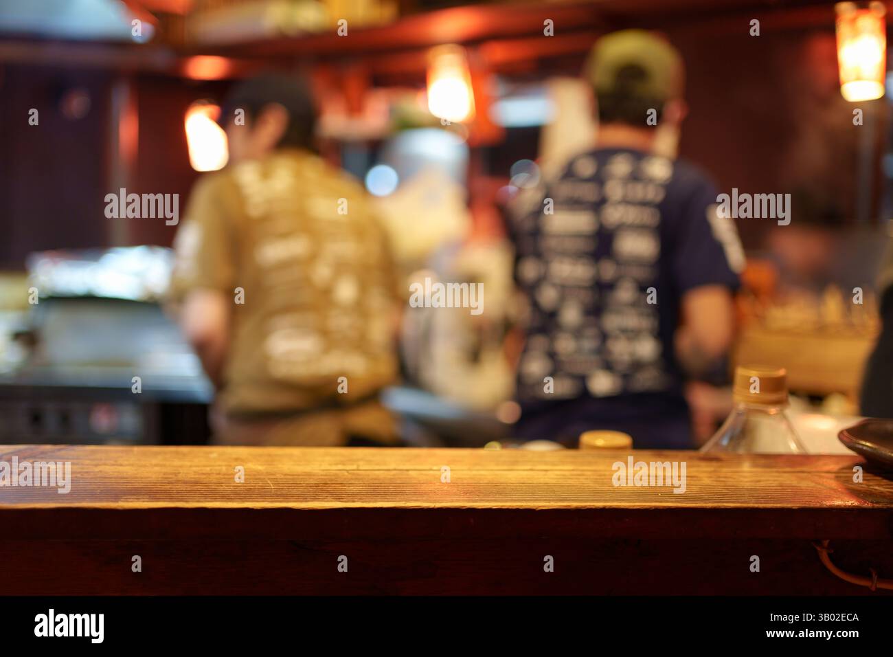 Die hölzerne Tischplatte des traditionellen Restaurants Izakaya verschwommen die Szene in Kyoto, Japan Stockfoto