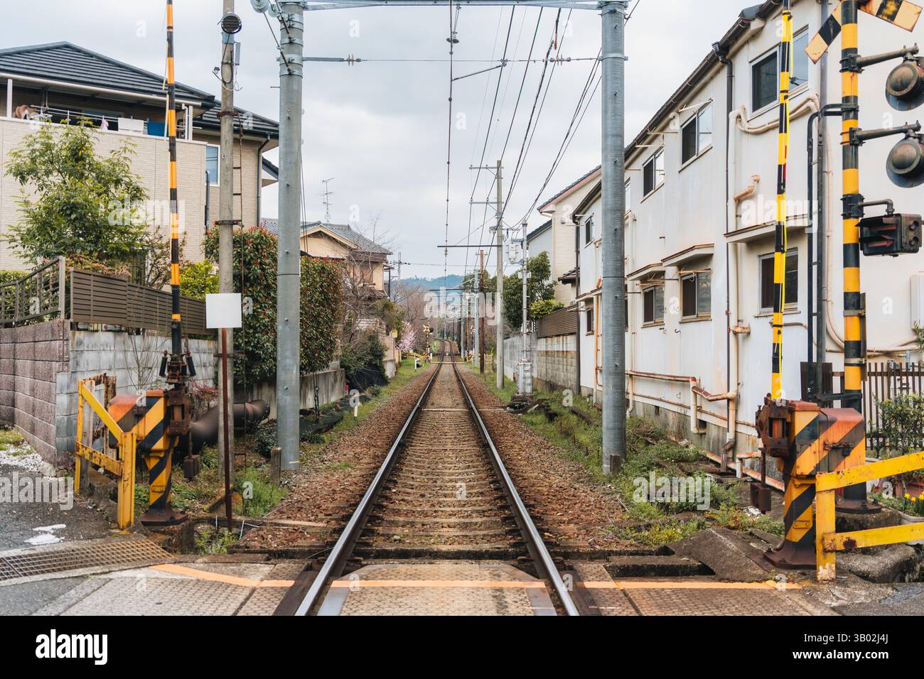 Eisenbahnstrecke mit Drahtseilbahn zwischen den Gemeinden im Frühling in Kyoto, Japan Stockfoto