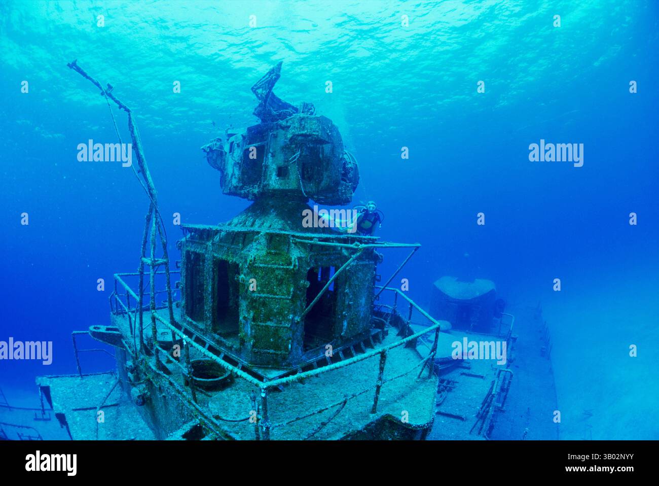 Dezember 2010 - Kaimaninseln, Karibik - Taucher erforscht das Wrack der russischen Raketenfregatte Destroyer 356, umbenannt in MV Captain Keith Tibbets, Kaimaninseln, Karibik. (Kreditbild: © Doug Perrine/Bluegreen Pictures/ZUMAPRESS.com) Stockfoto