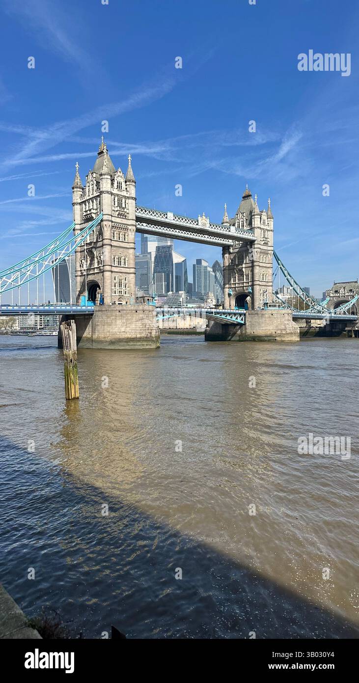 Tower Bridge und die Themse an einem sonnigen Tag in London, England. - Smartphone-aufgenommenes Stockfoto