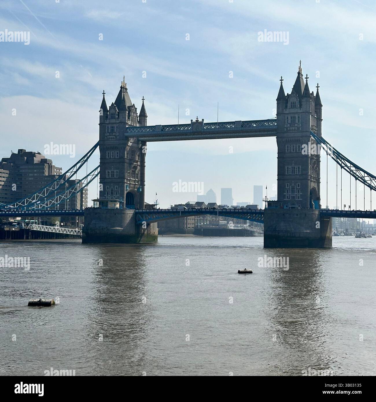 Tower Bridge und die Themse an einem sonnigen Tag in London, England. - Smartphone-aufgenommenes Stockfoto