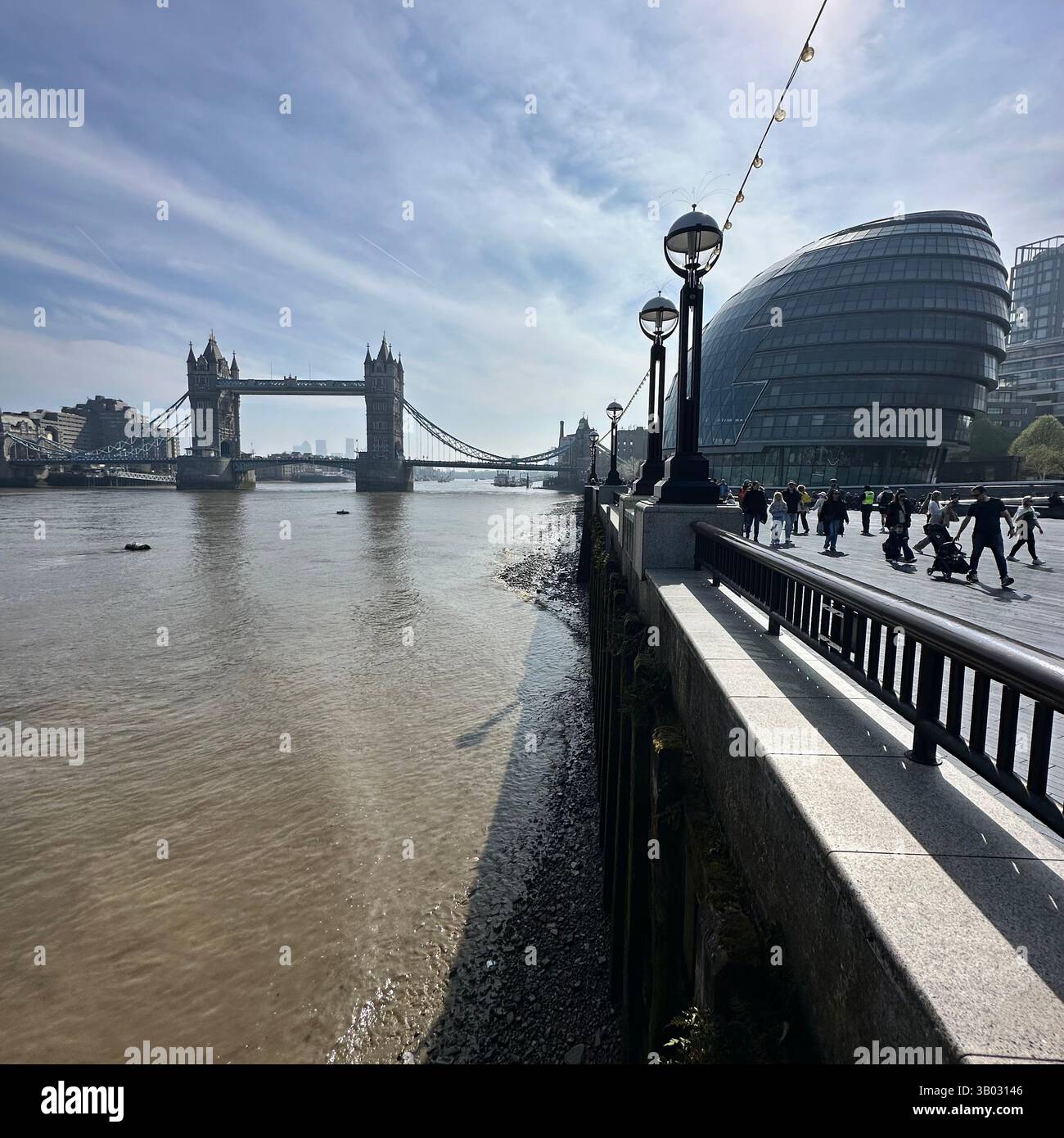 Tower Bridge und die Themse an einem sonnigen Tag in London, England. - Smartphone-aufgenommenes Stockfoto