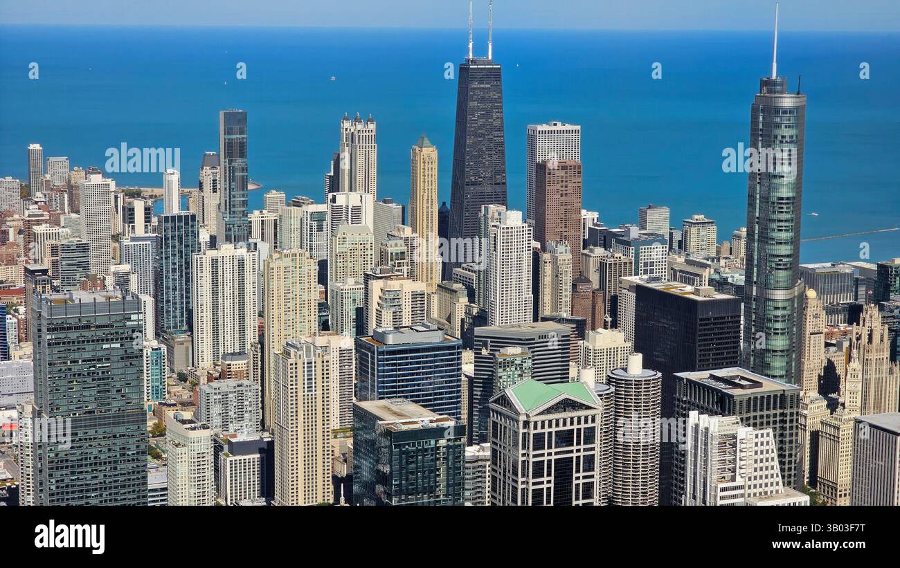 Chicago Illinois 17.10.2024. Chicago Wolkenkratzer Mit Blick Auf Den Lake Michigan. Blick aus der Vogelperspektive auf Chicagos dichte Wolkenkratzer-Skyline mit ikonischer Architektur Stockfoto