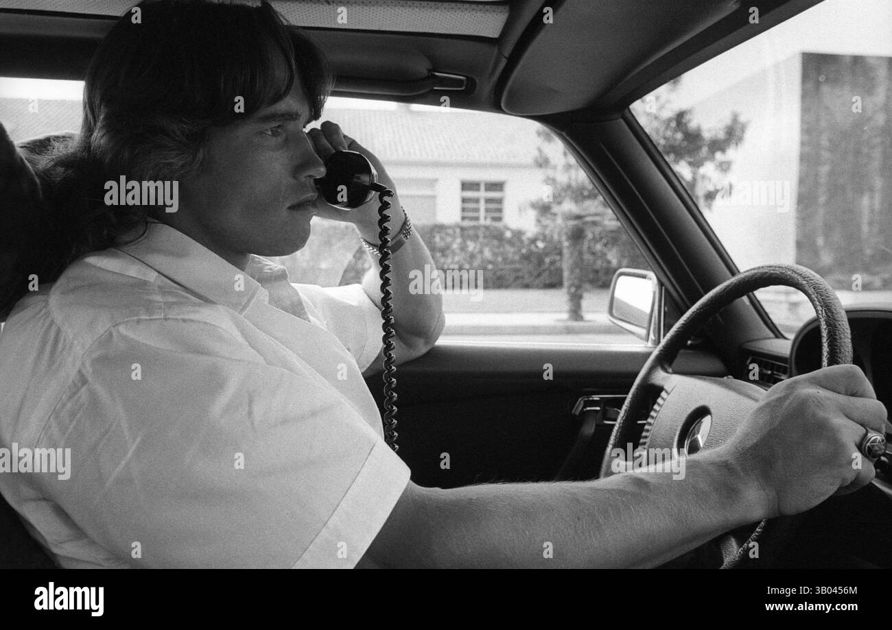 Juli 1979; Santa Monica, CA, USA; professioneller Aufbauhersteller ARNOLD SCHWARZENEGGER fährt in seinem Mercedes während er mit seinem Autotelefon spricht. Arnold, geboren in einem kleinen Dorf in Österreich, nahm schon in jungen Jahren das Krafttraining auf und stieg bald als Bodybuilding-Champion an die Spitze. Sein Einbruch in der Schauspielerei kam 1982 in dem Film Conan the Barbarian. Seit Conan hat Arnold eine lange Karriere als Schauspieler. Arnold war seit den frühen 80er Jahren in der US-Politik aktiv und wurde seitdem durch eine umstrittene Rückrufaktion des ehemaligen Gouverneurs in das Amt des Gouverneurs von Kalifornien gewählt Stockfoto
