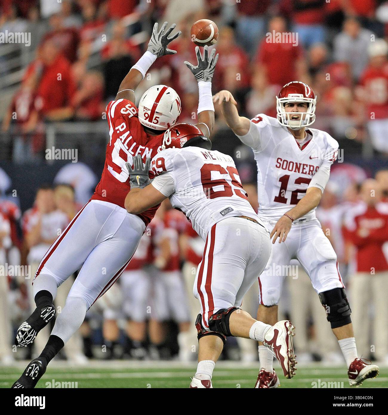 Dezember 2010: . Der Quarterback Landry Jones #12 von Oklahoma Sooners hat gerade den Ball über die Hände von Nebraska Cornhuskers Defensivende Pierre Allen #95, als er von Oklahoma Sooners Offensive Linesman Eric Mensik #69 während des NCAA Big 12 Football Championship-Spiels zwischen den Oklahoma Sooners und den Nebraska Cornhuskers im Cowboy Stadium in Arlington, Texas, Texas, Texas, blockiert wird. Oklahoma gewinnt 23:20.(Credit Image: â© Manny Flores/Cal Sport Media)(Credit Image: © Manny Flores/Cal Sport Media/ZUMAPRESS.com) Stockfoto