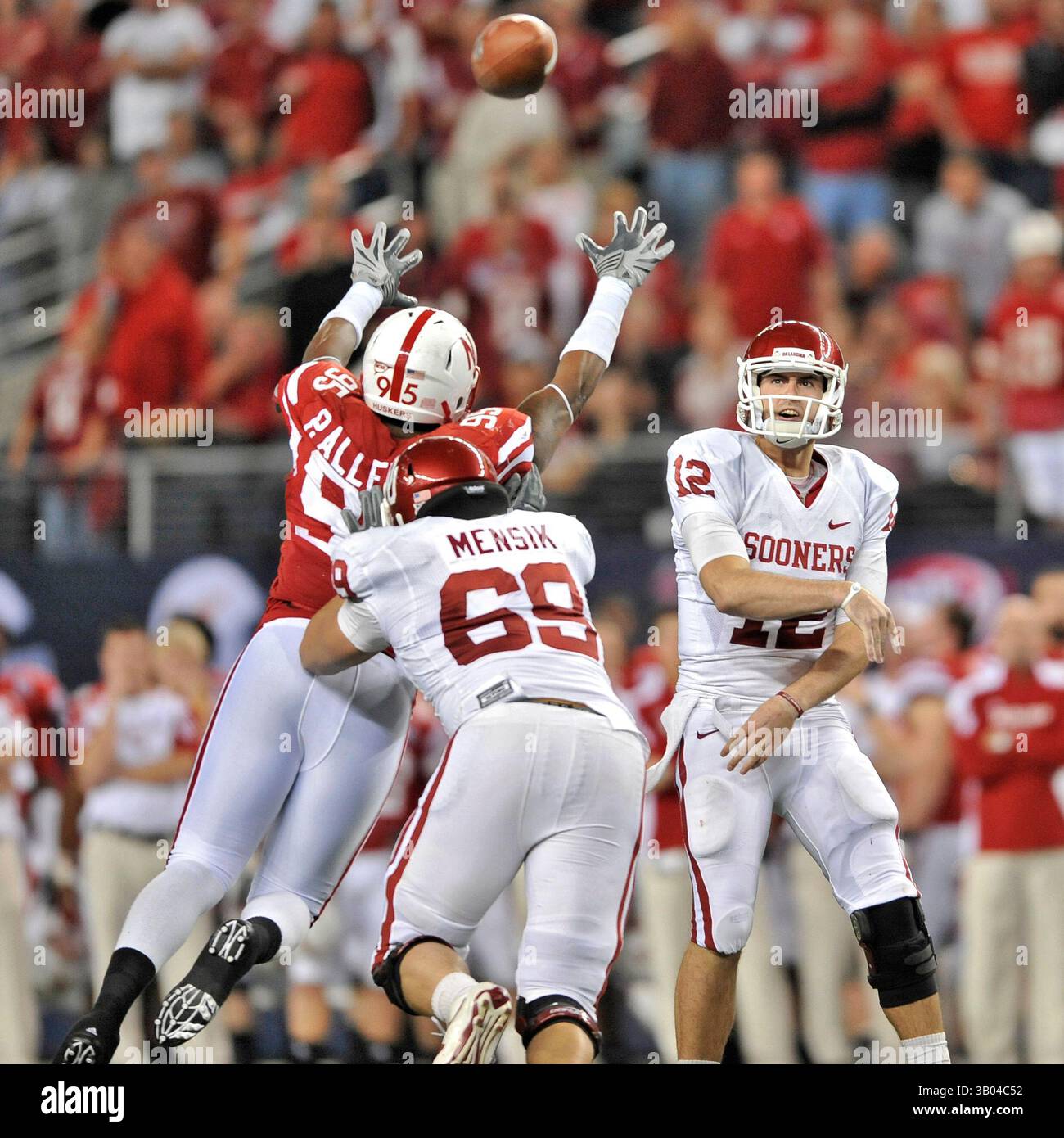 Dezember 2010: . Der Quarterback Landry Jones #12 von Oklahoma Sooners hat gerade den Ball über die Hände von Nebraska Cornhuskers Defensivende Pierre Allen #95, als er von Oklahoma Sooners Offensive Linesman Eric Mensik #69 während des NCAA Big 12 Football Championship-Spiels zwischen den Oklahoma Sooners und den Nebraska Cornhuskers im Cowboy Stadium in Arlington, Texas, Texas, Texas, blockiert wird. Oklahoma gewinnt 23:20.(Credit Image: â© Manny Flores/Cal Sport Media)(Credit Image: © Manny Flores/Cal Sport Media/ZUMAPRESS.com) Stockfoto