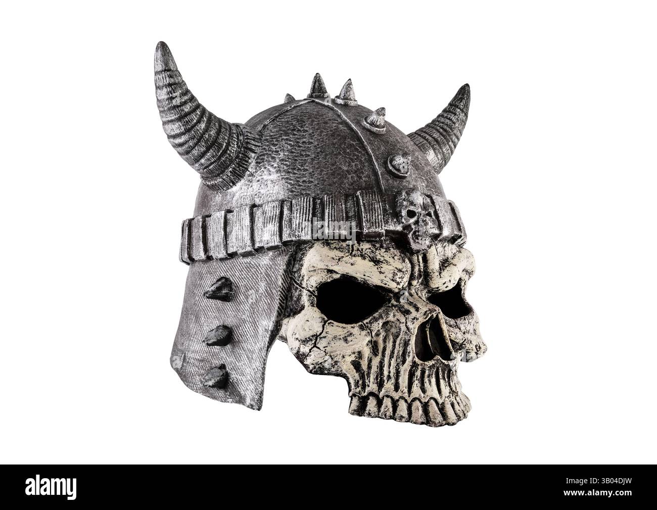 Menschlicher Schädel mit gehörntem Helm isoliert auf weißem Hintergrund mit Schneideweg Stockfoto