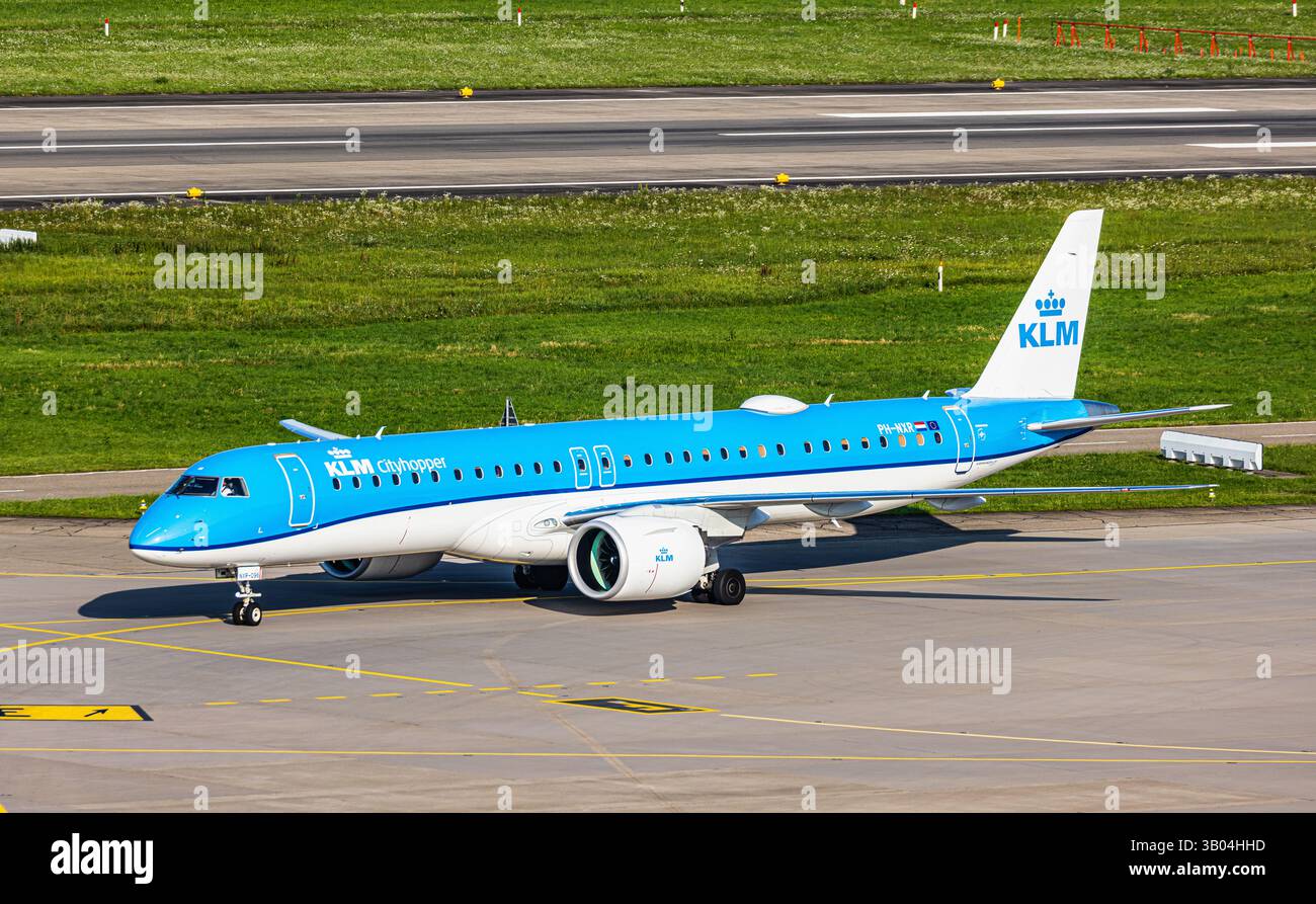 Zürich, Schweiz, 4. August 2024: Ein Embraer E195-E2 vom KLM Cityhopper Taxi zum Terminal nach der Landung am Flughafen Zürich. Registrierung PH-NXR. Stockfoto