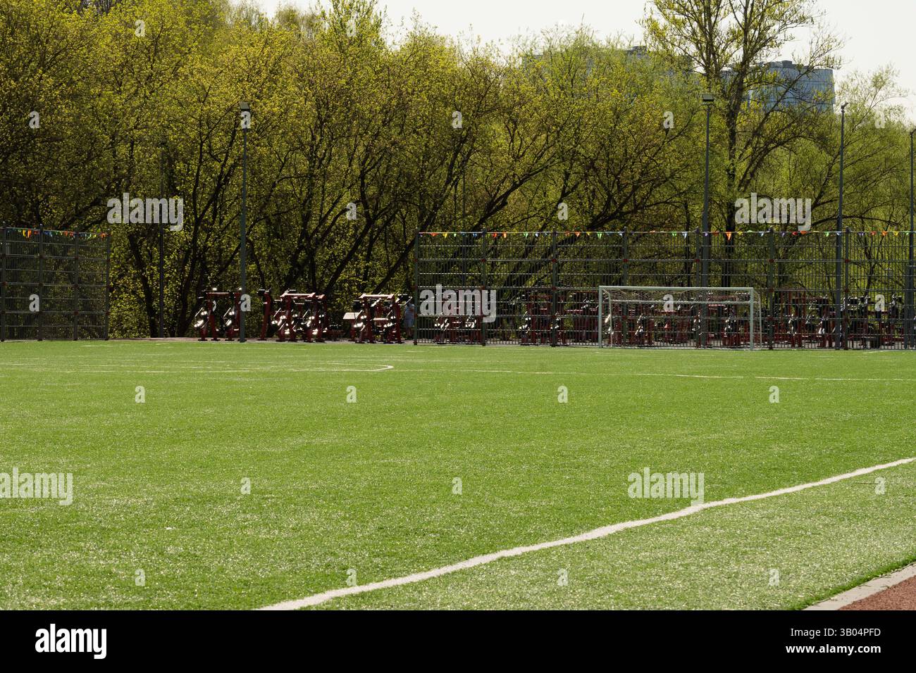 Fußballtor auf dem großen Feld mit künstlichem grünem Gras. Sommersaison. Outdoor-Aktivitäten. Stockfoto