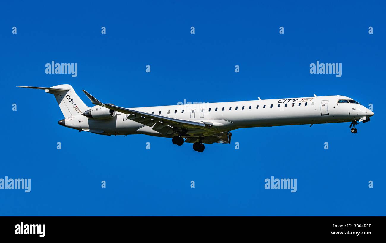 Zürich, Schweiz, 6. April 2025: Ein Mitsubishi CRJ-1000 von CityJet ist auf dem letzten Anflug zur Start- und Landebahn des Flughafens Zürich. Registrierung EI-HIE (Andre Stockfoto
