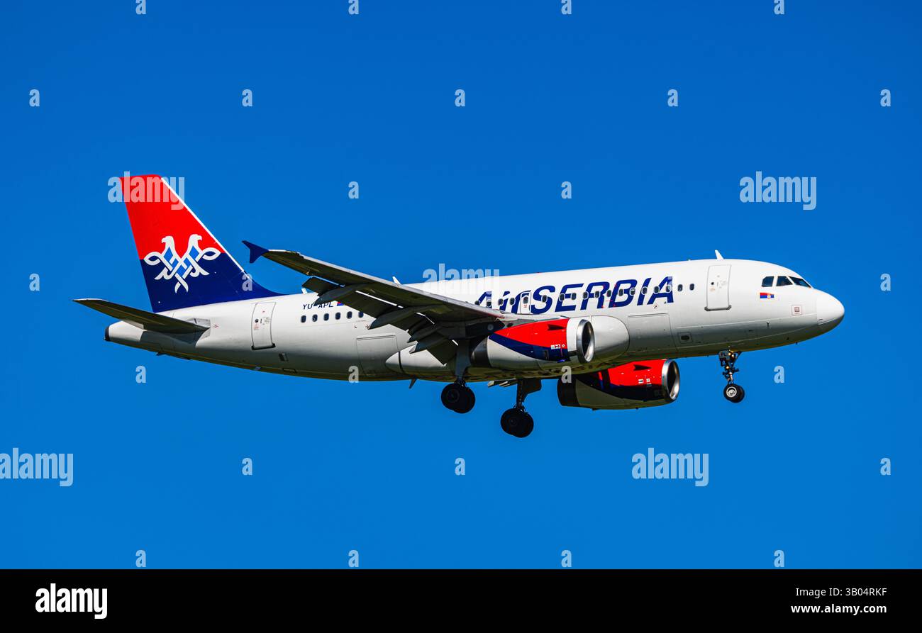 Zürich, Schweiz, 6. April 2025: Ein Airbus A319-132 von Air Serbia fährt auf der Landebahn des Flughafens Zürich an. Registrierung YU-APL (Andr Stockfoto