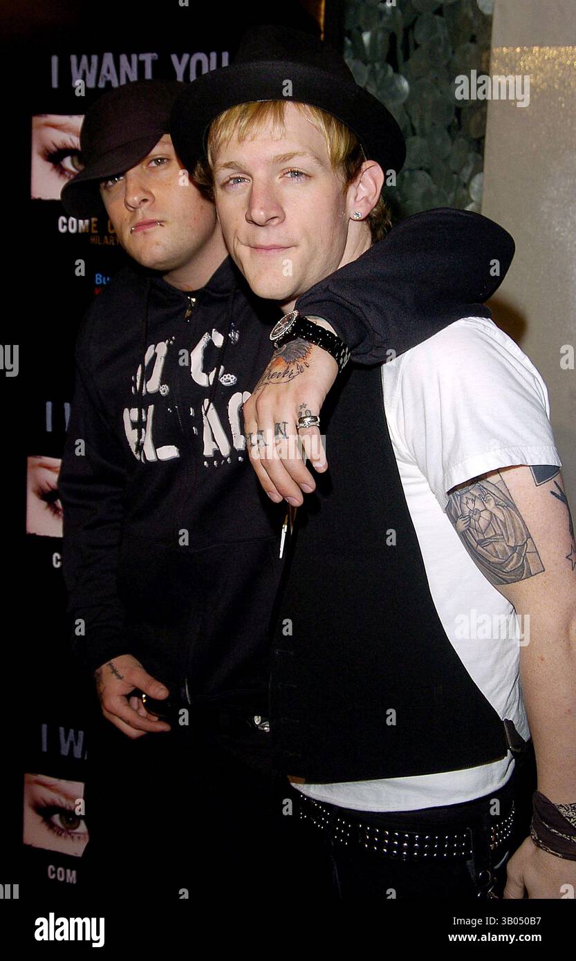 SEPTEMBER 2005 - HOLLYWOOD, CALIFORNIA, USA - K45215DL. HILARY DUFF'S 18. GEBURTSTAG, STIMMUNG, HOLLYWOOD CA. 28.09.05. - 2005.BILD: BENJI MADDEN,JOSH MADDEN(Bild: © Dave Longendyke/Globe photos/ZUMAPRESS.com) Stockfoto