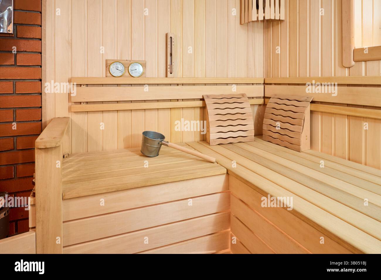 Russisches Saunabad mit Lindenfutter an Wänden und Decke. Windlichter aus Abash oder afrikanischer Eiche, Hygrometer-Thermometer für traditionelle Verjüngung Stockfoto