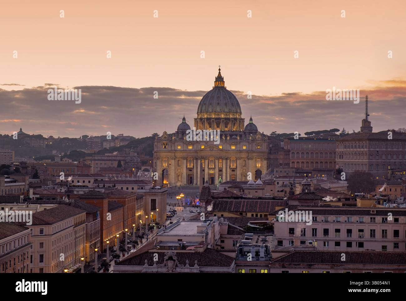 Via della Conciliazione: Straße der Versöhnung und im Hintergrund der Petersplatz. Vatikanstadt. Stockfoto