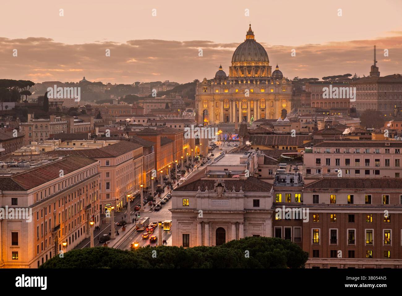 Via della Conciliazione: Straße der Versöhnung und im Hintergrund der Petersplatz. Vatikanstadt. Stockfoto