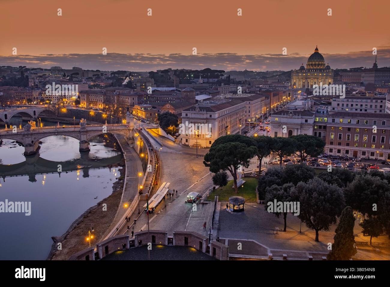 Via della Conciliazione: Straße der Versöhnung und im Hintergrund der Petersplatz. Vatikanstadt. Stockfoto