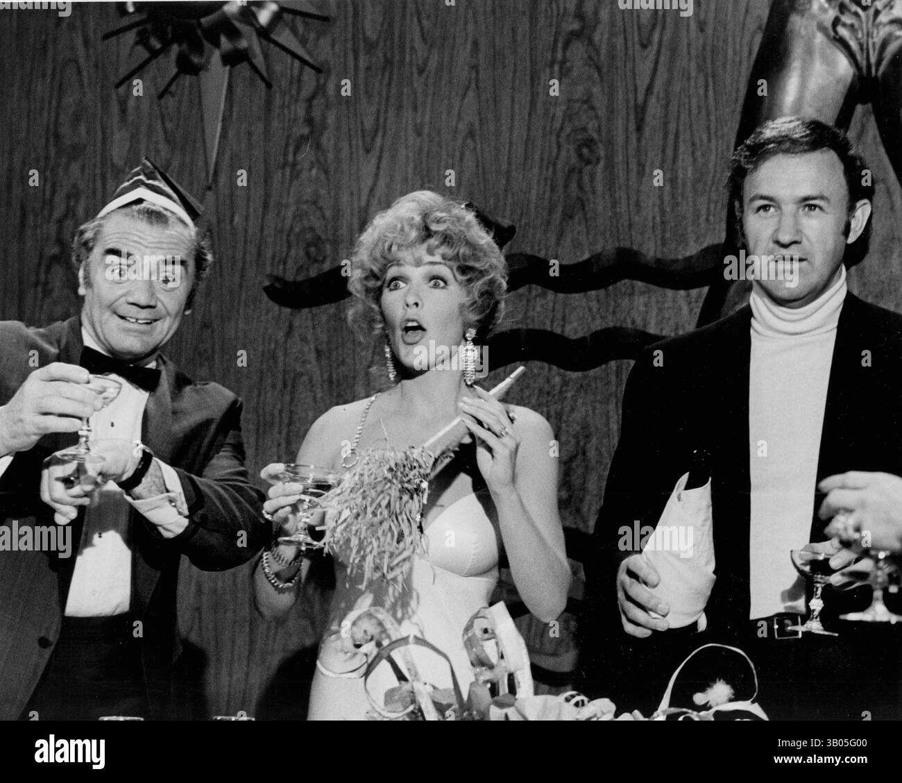 Auf dem Weg von New York City nach Griechenland am Silvesterabend wird das majestätische Passagierschiff S.S. Poseidon von einer Gezeitenwelle überholt. Nachdem der Kapitän tot ist, schließen sich überlebende Passagiere, darunter der leidenschaftliche Rev. Scott (GENE HACKMAN), im Ballsaal des Schiffes zusammen. Die Gruppe kämpft darum, Feuer, Überschwemmungen, strukturelle Instabilität und mechanische Störungen abzuwenden, während sie sich durch ein Labyrinth von Leitern und Tunneln in ihrem verzweifelten Versuch, einem wasserreichen Grab zu entkommen, ihren Weg durch ein Labyrinth von Leitern und Tunneln bahnt. Mit ERNEST BORGNINE und STELLA STEVENS. Regie: Ronald Neame. (Foto: © Globe Photos/ZUMA Wire) Stockfoto