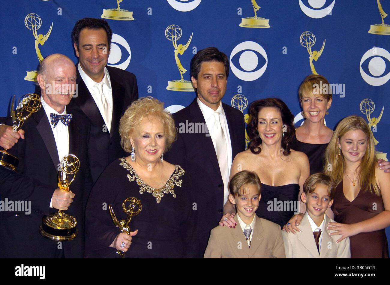 SEPTEMBER 2005 - HOLLYWOOD, KALIFORNIEN, USA - K44893DL.57TH ANNUAL EMMY AWARDS PRESSERAUM, SCHREIN AUDITORIM, LOS ANGELES CA.09-18-05. - 2005.BILD: JEDER LIEBT RAYMOND. PETER BOYLE, BRAD GARRETT,RAY ROMANO(Bild: © Dave Longendyke/Globe Photos/ZUMAPRESS.com) Stockfoto