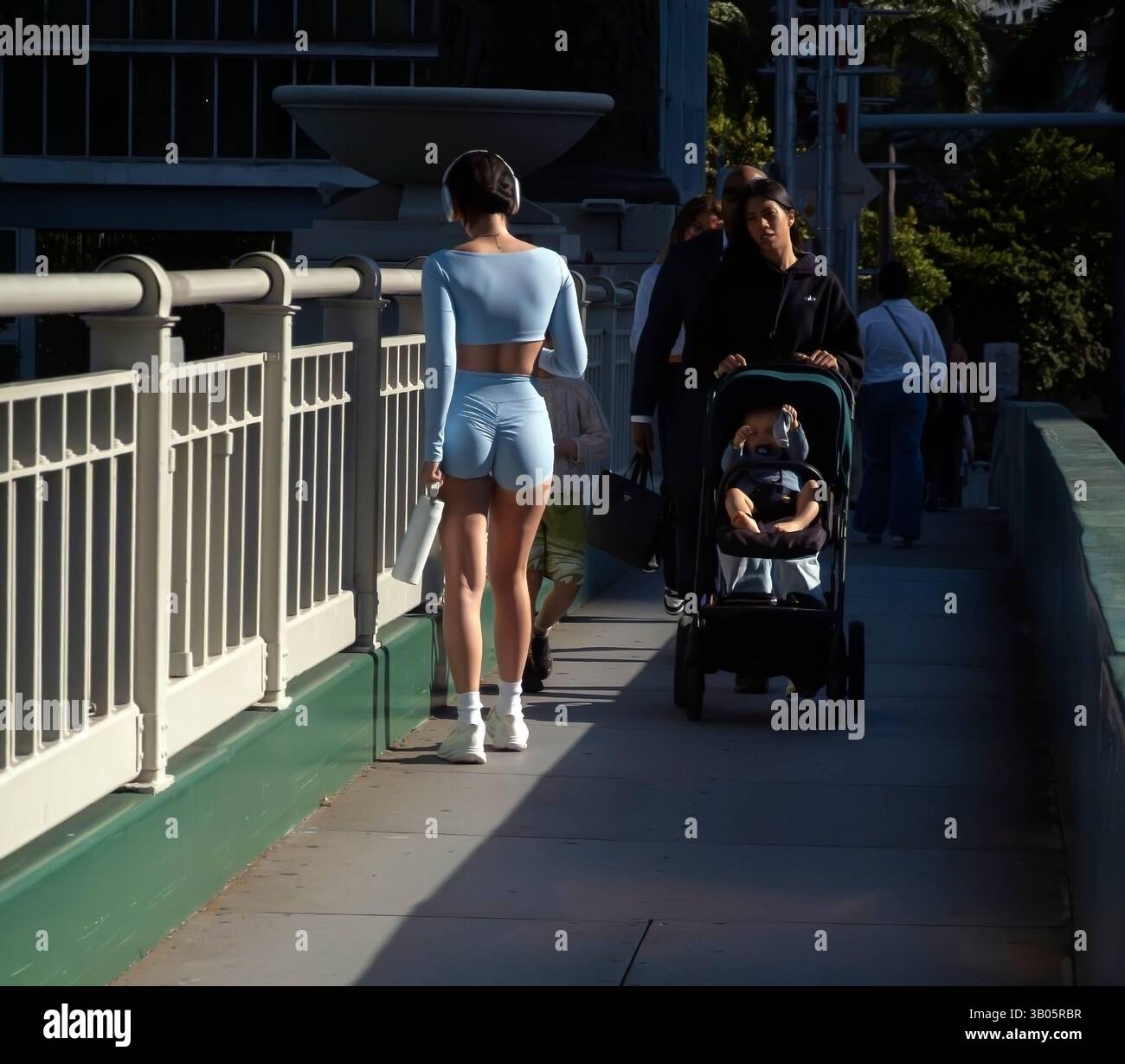 Menschen, die eine Straßenbrücke überqueren, in Miami, Florida, USA Stockfoto