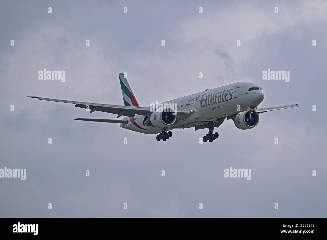 DFW International Airport 4-20-2025 Grapevine TX USA Emirates Airlines Boeing 777-300 A6-EQA Ankunft am DFW Intl Airport am Ostermorgen Stockfoto