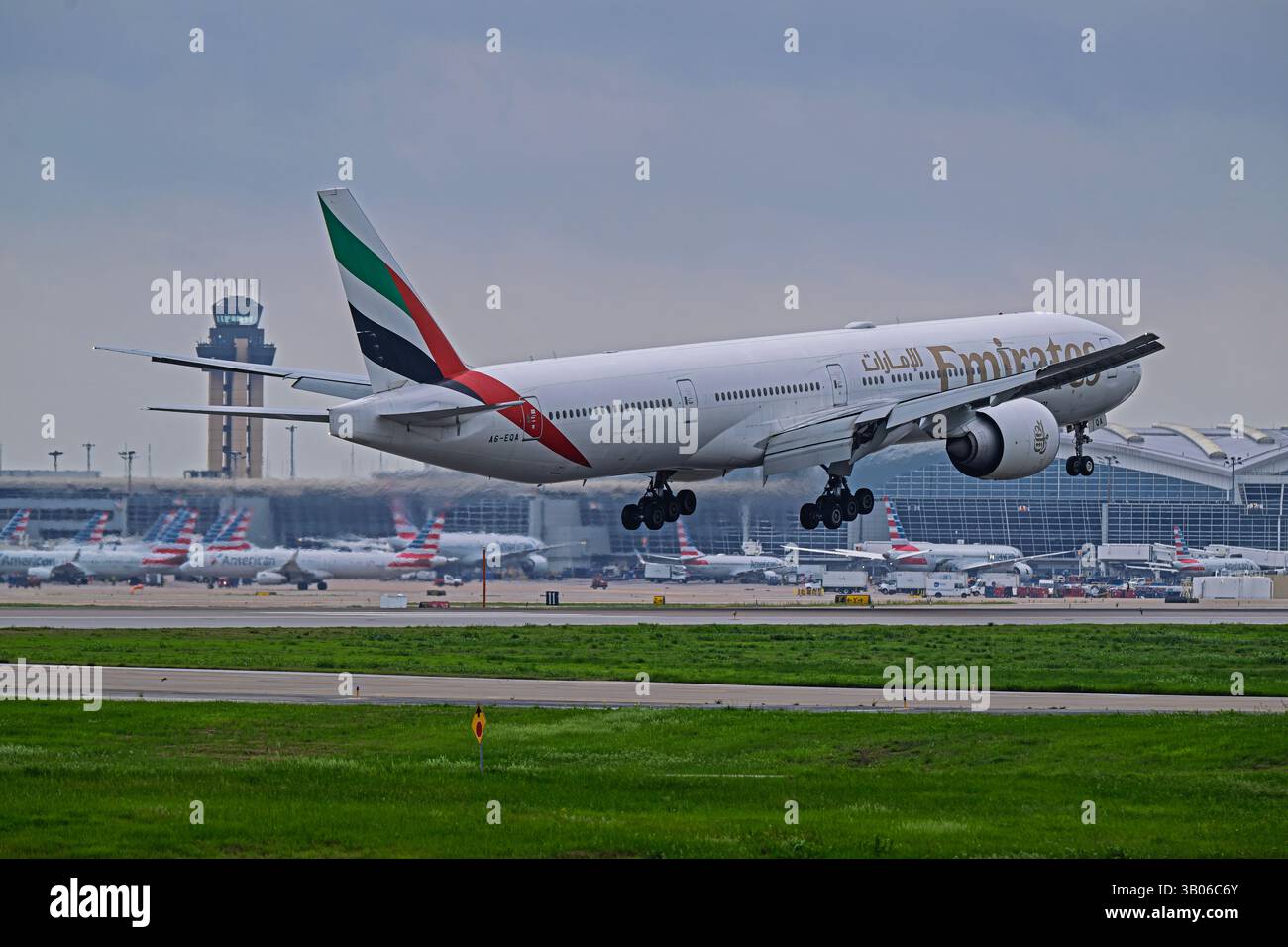 DFW International Airport 4-20-2025 Grapevine TX USA Emirates Airlines Boeing 777-300 A6-EQA Ankunft am DFW Intl Airport am Ostermorgen Stockfoto